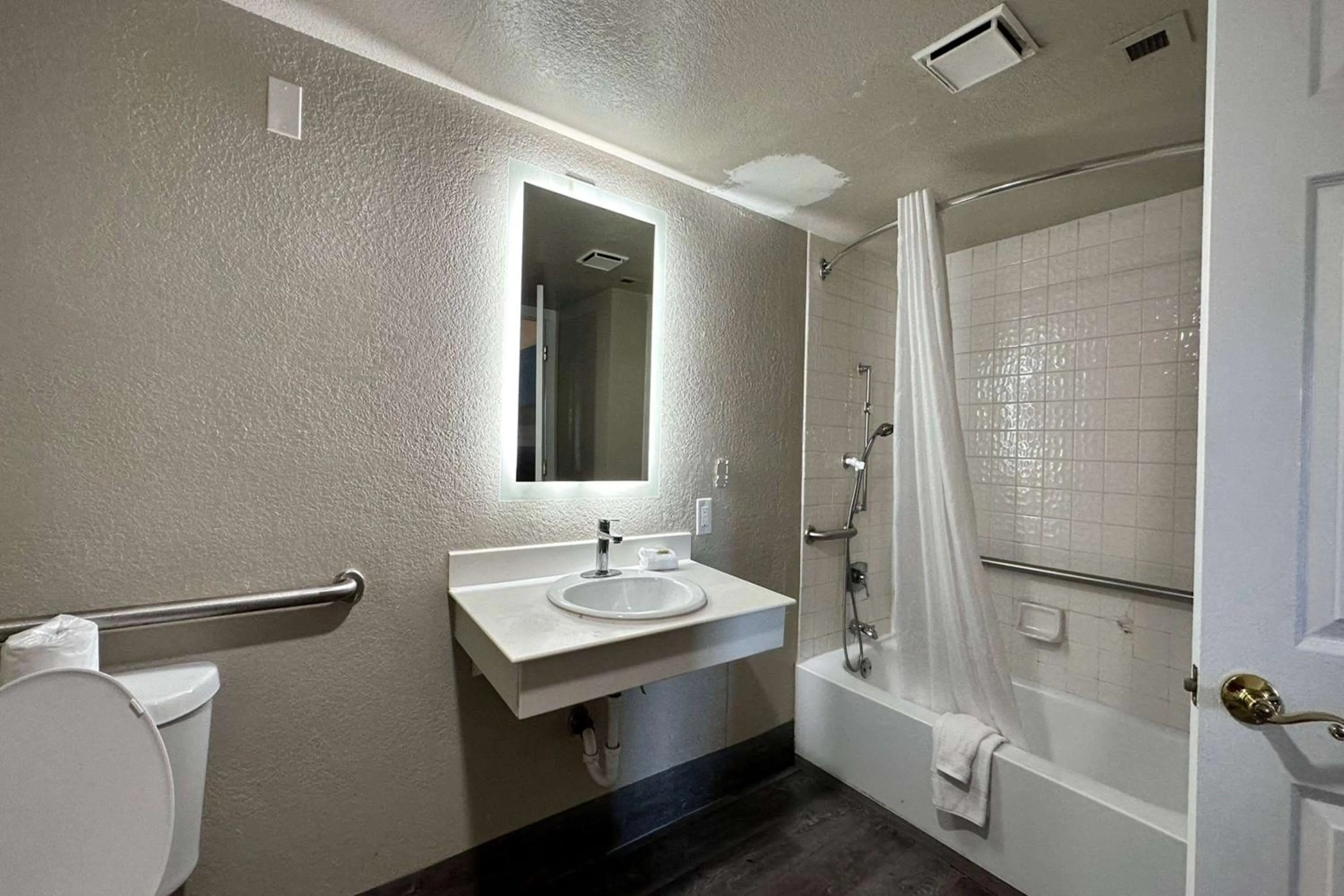 Bathroom in La Quinta Inn by Wyndham San Diego Vista