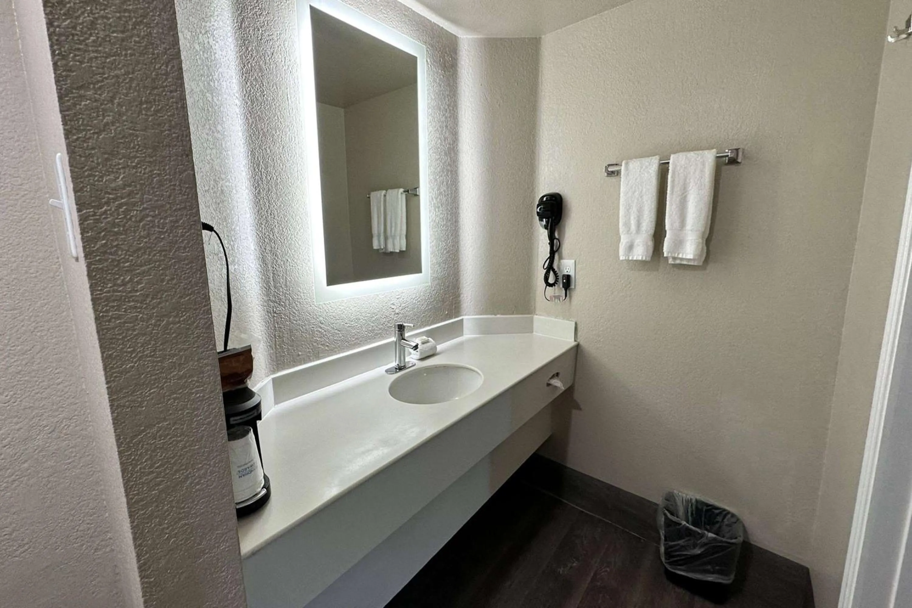 Bathroom in La Quinta Inn by Wyndham San Diego Vista