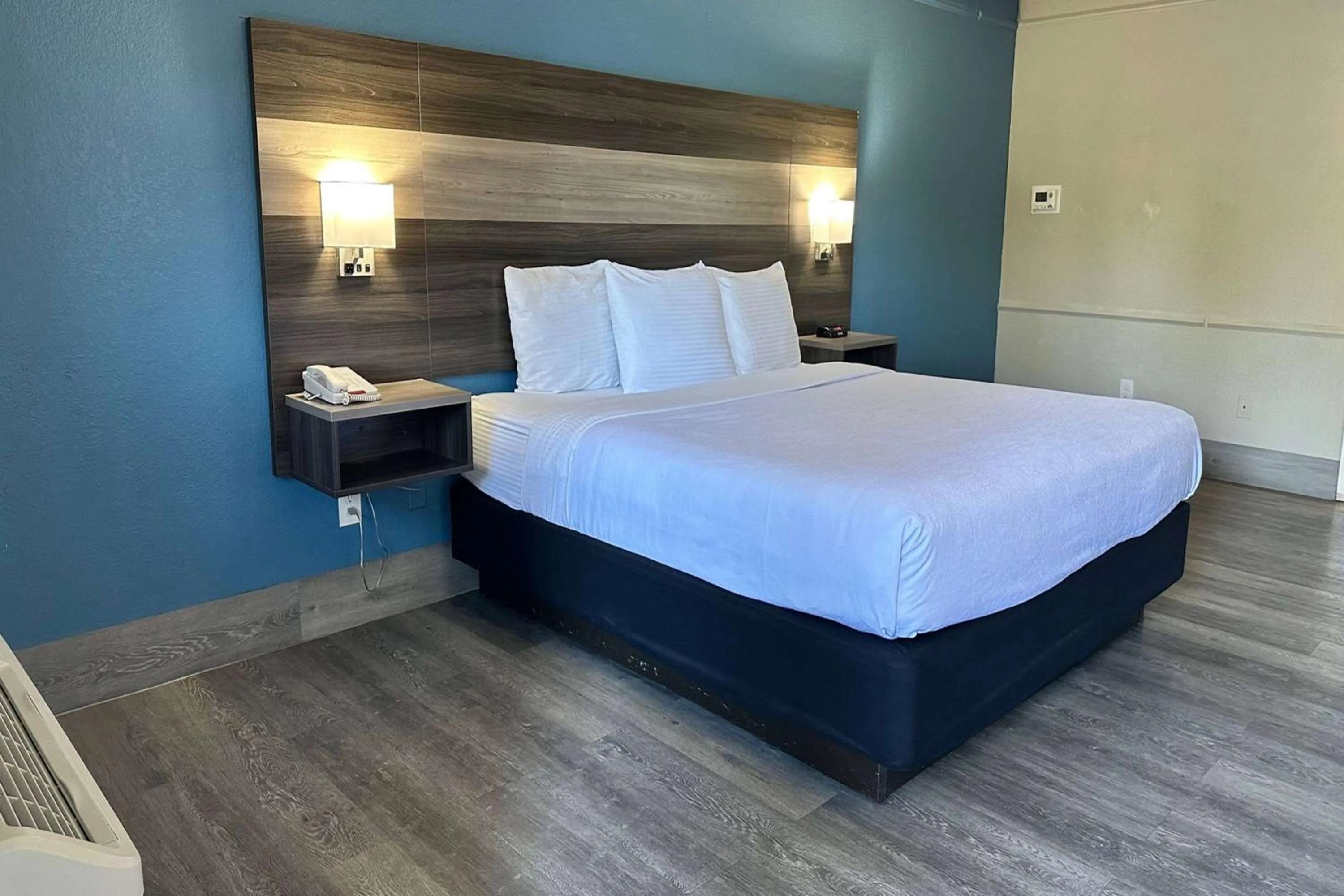 Photo of the whole room, Bed in La Quinta Inn by Wyndham San Diego Vista