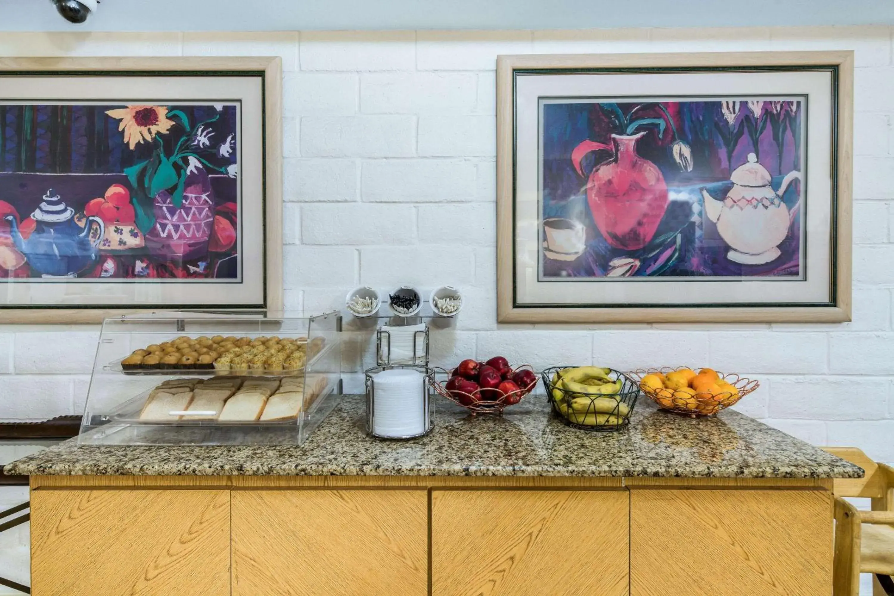 Breakfast in La Quinta Inn by Wyndham San Diego Vista Breakfast in La Quinta Inn by Wyndham San Diego Vista