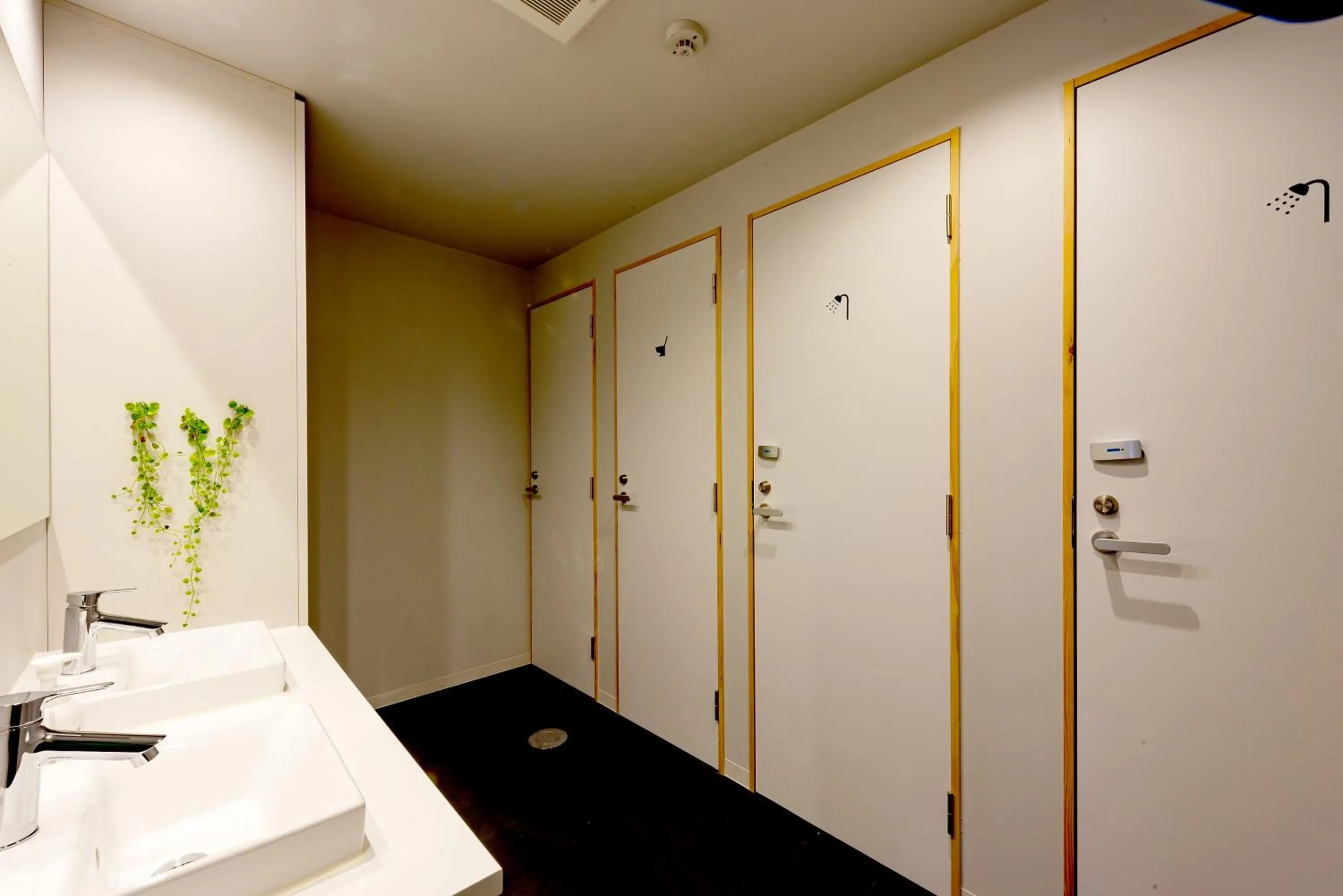 Shower in plat hostel keikyu minowa forest
