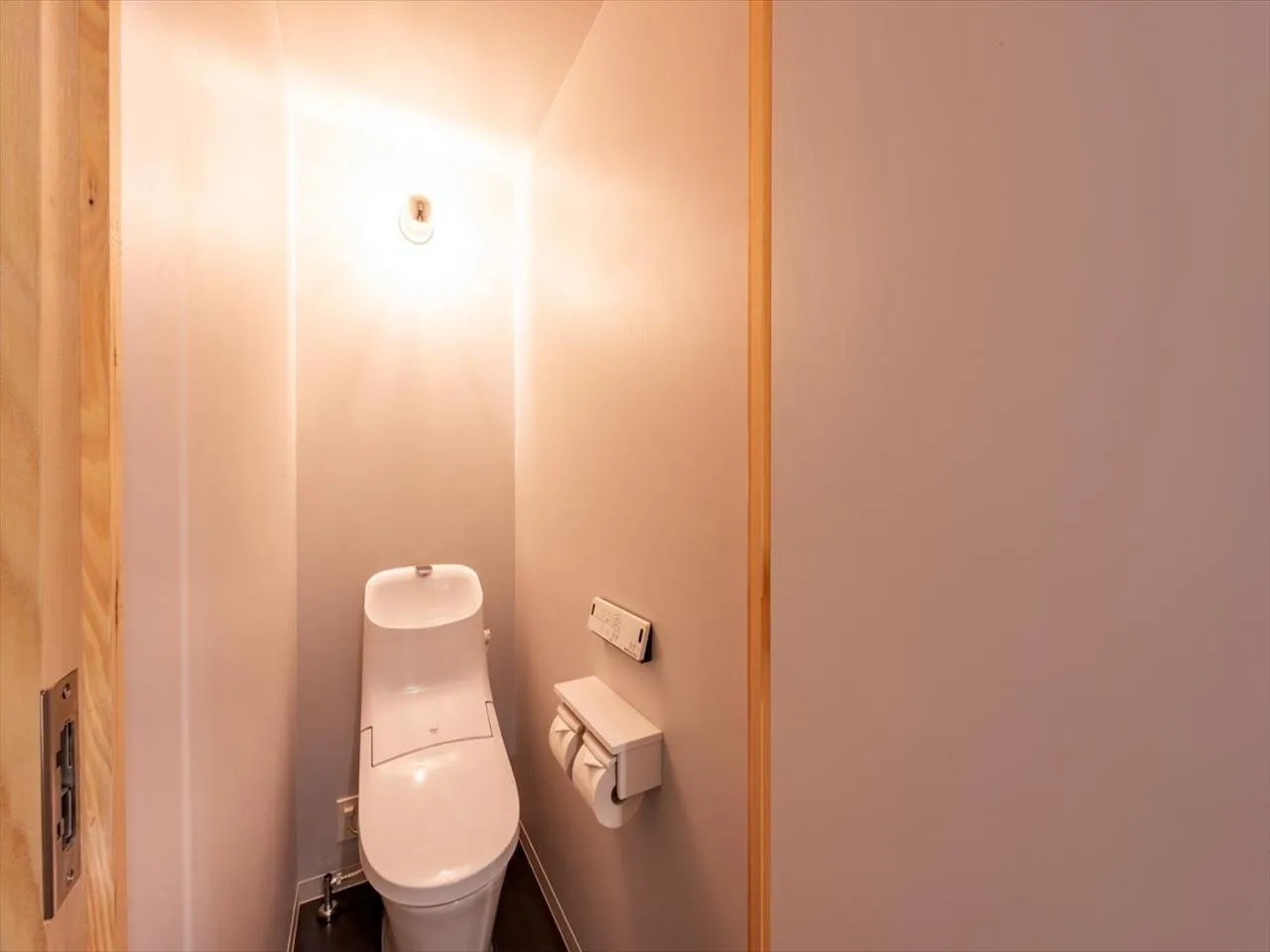 Toilet in plat hostel keikyu minowa forest