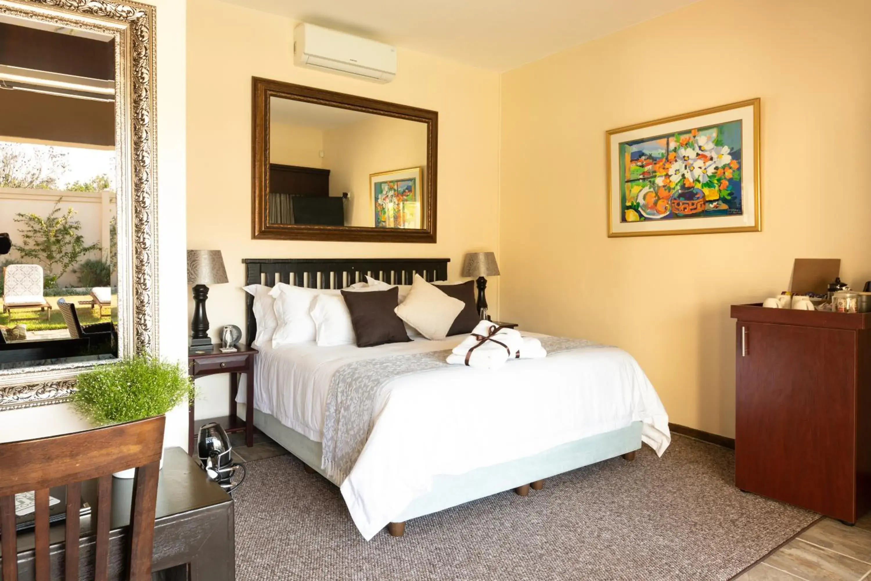 King Suite with Pool View - single occupancy in Amery House King Suite with Pool View - single occupancy in Amery House