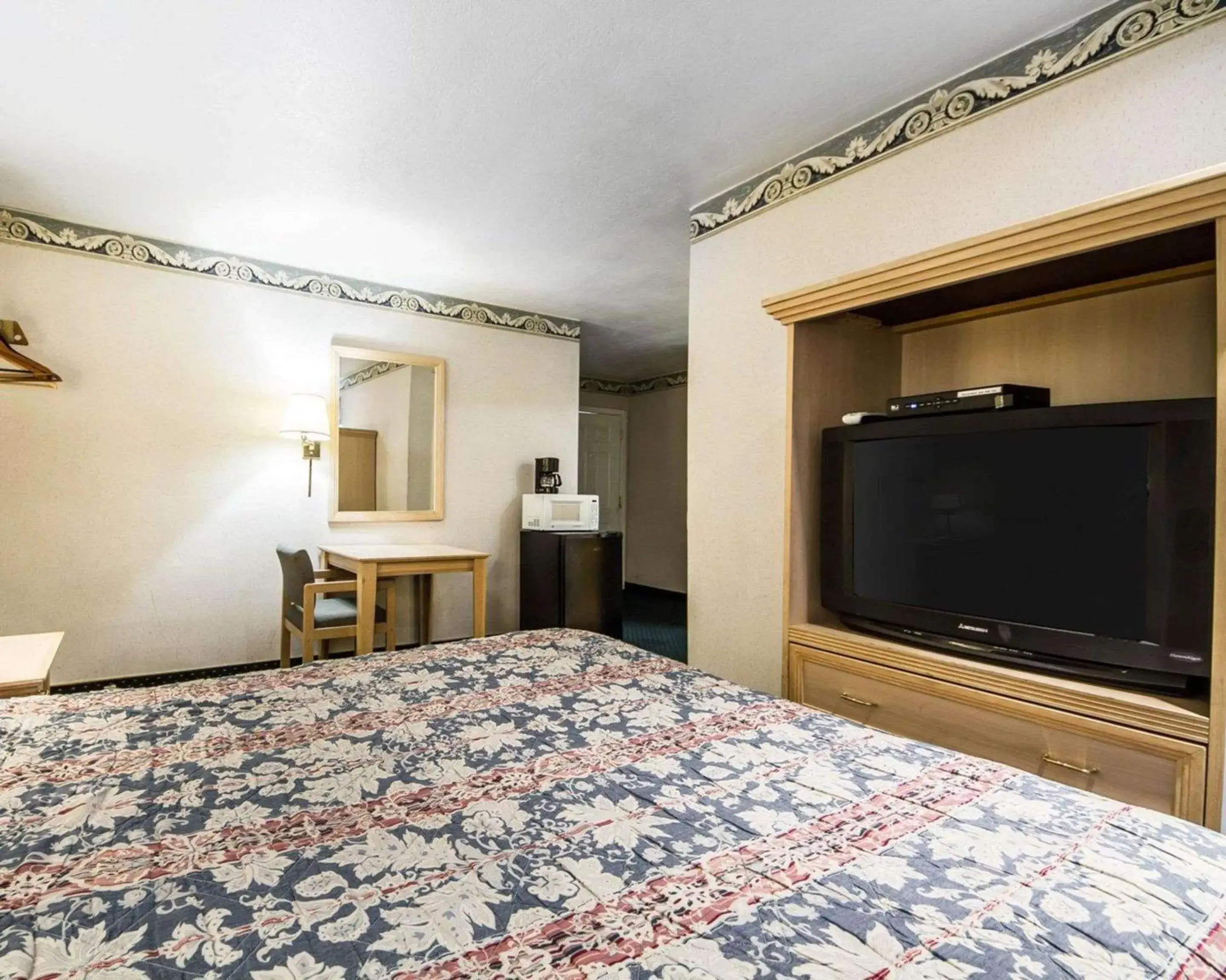 Photo of the whole room, Bed in Rodeway Inn Monterey Near Fairgrounds Photo of the whole room, Bed in Rodeway Inn Monterey Near Fairgrounds