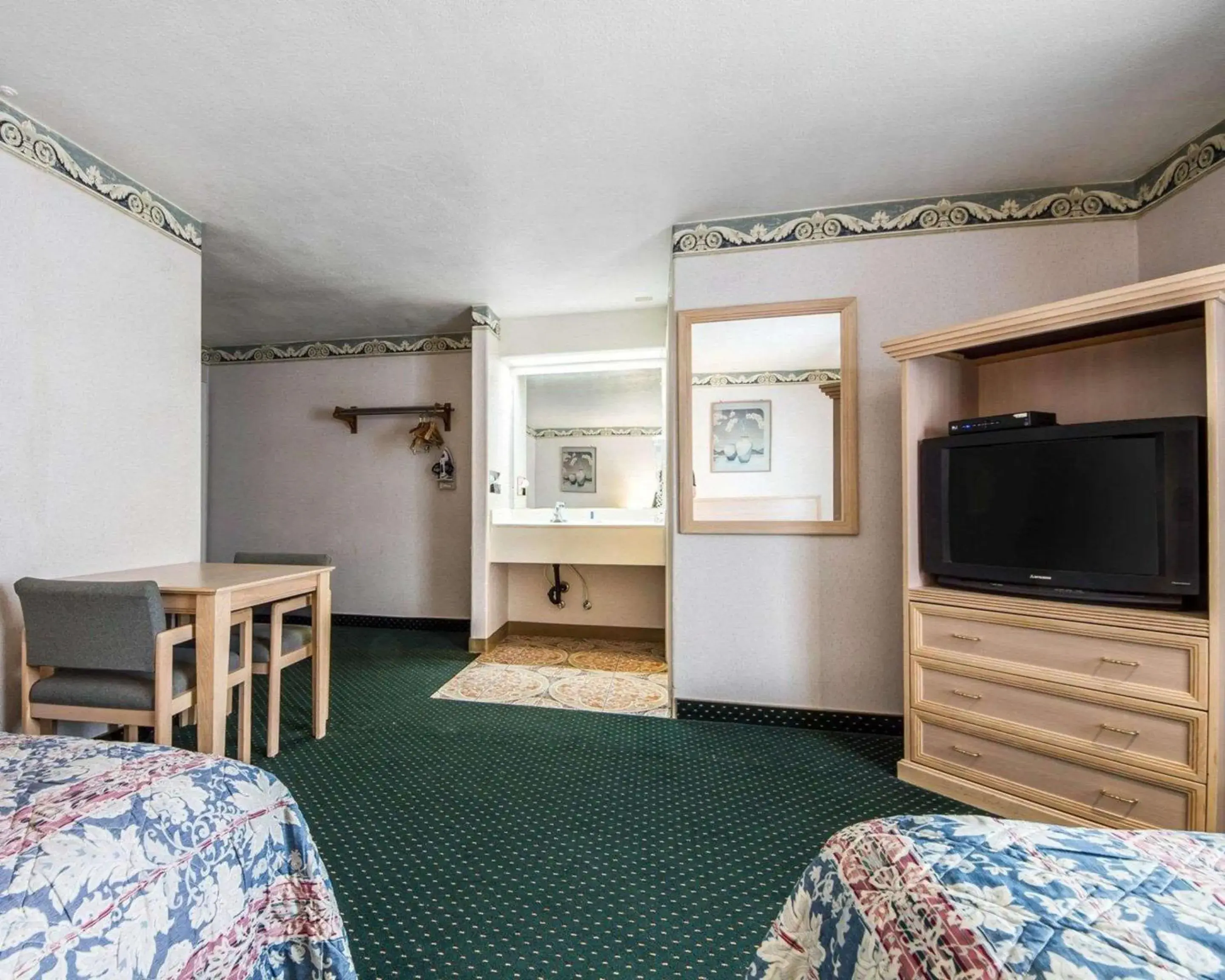 Photo of the whole room in Rodeway Inn Monterey Near Fairgrounds Photo of the whole room in Rodeway Inn Monterey Near Fairgrounds