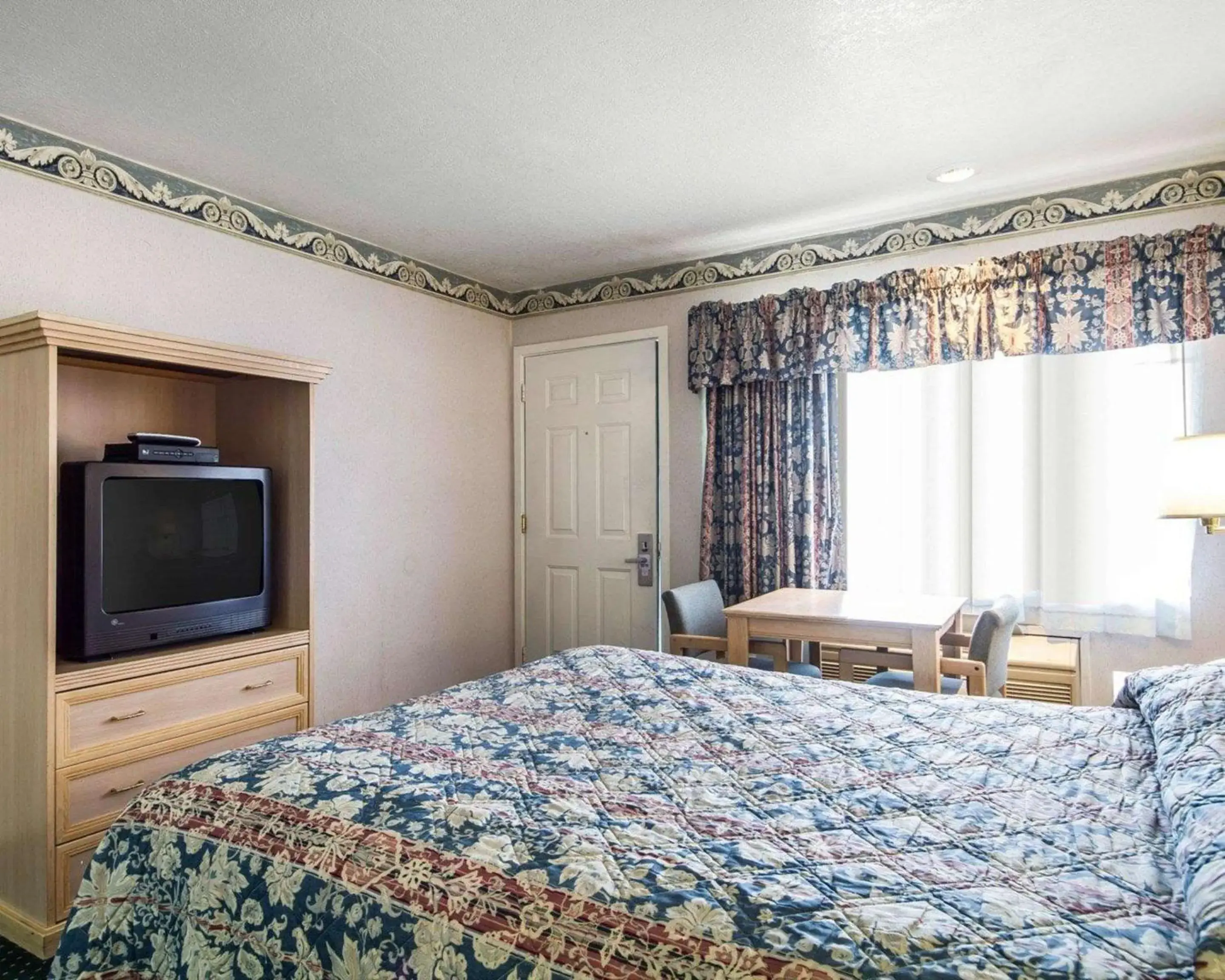 Photo of the whole room, Bed in Rodeway Inn Monterey Near Fairgrounds Photo of the whole room, Bed in Rodeway Inn Monterey Near Fairgrounds