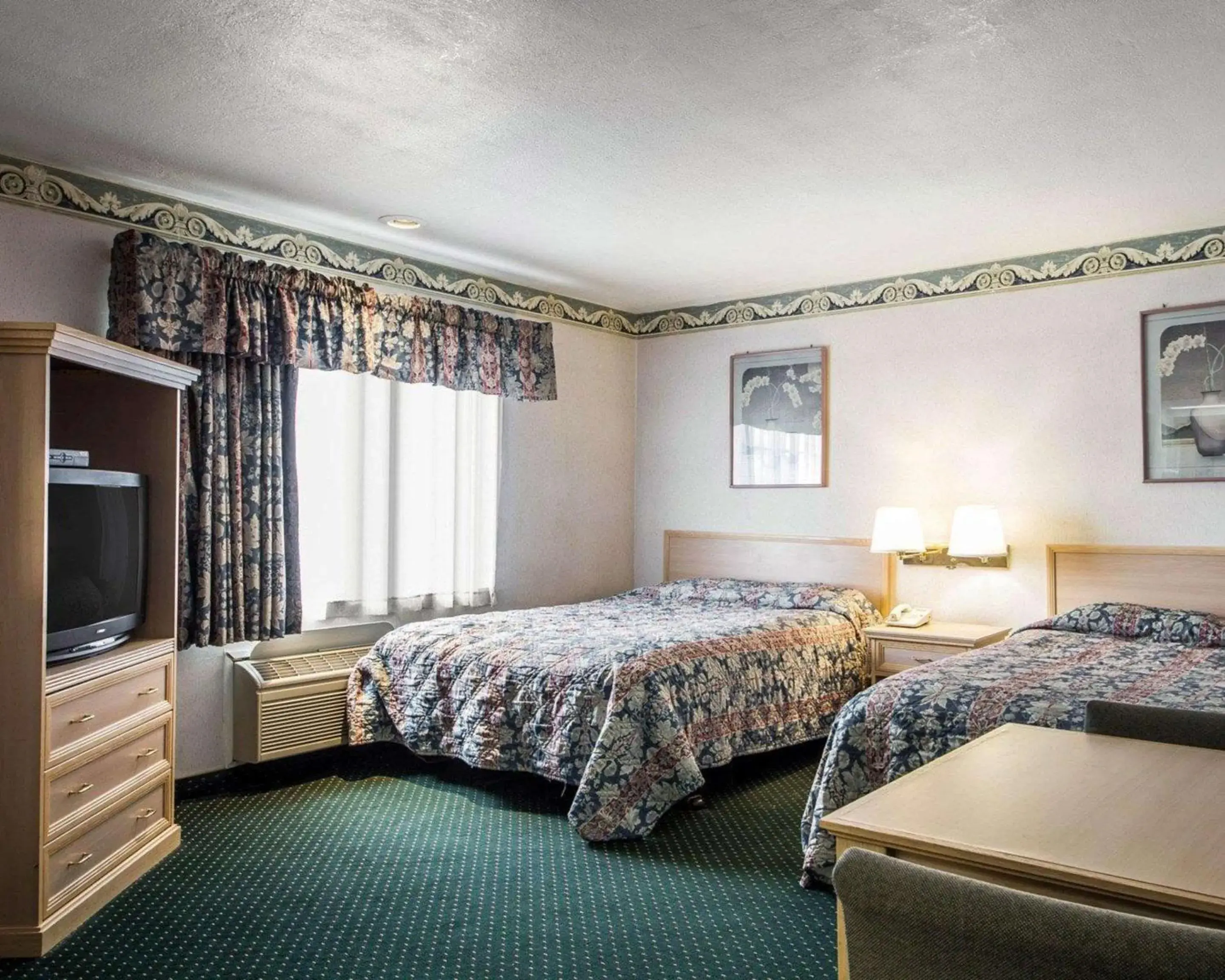Photo of the whole room, Bed in Rodeway Inn Monterey Near Fairgrounds Photo of the whole room, Bed in Rodeway Inn Monterey Near Fairgrounds