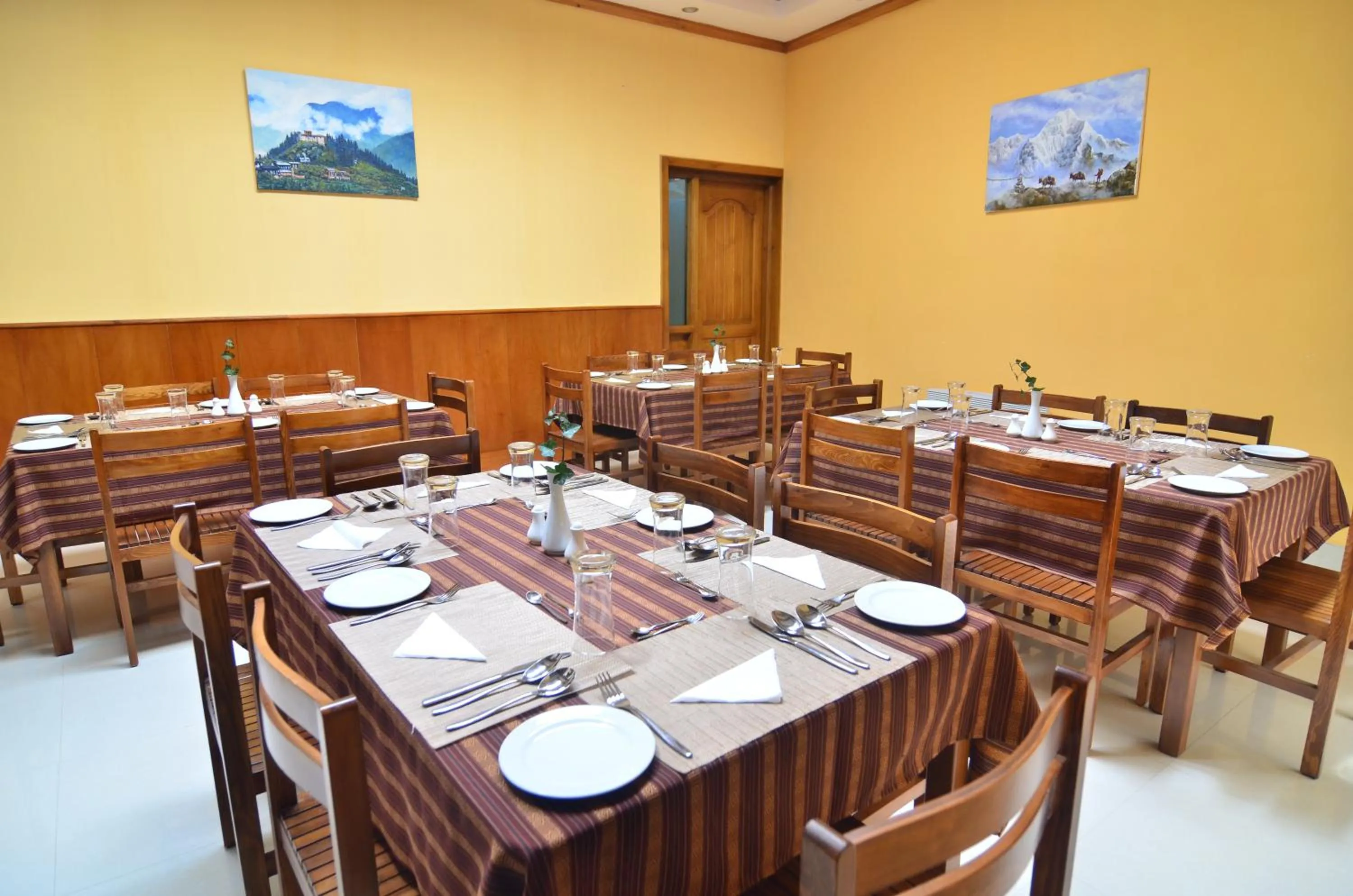 Restaurant/places to eat in Kisa Villa