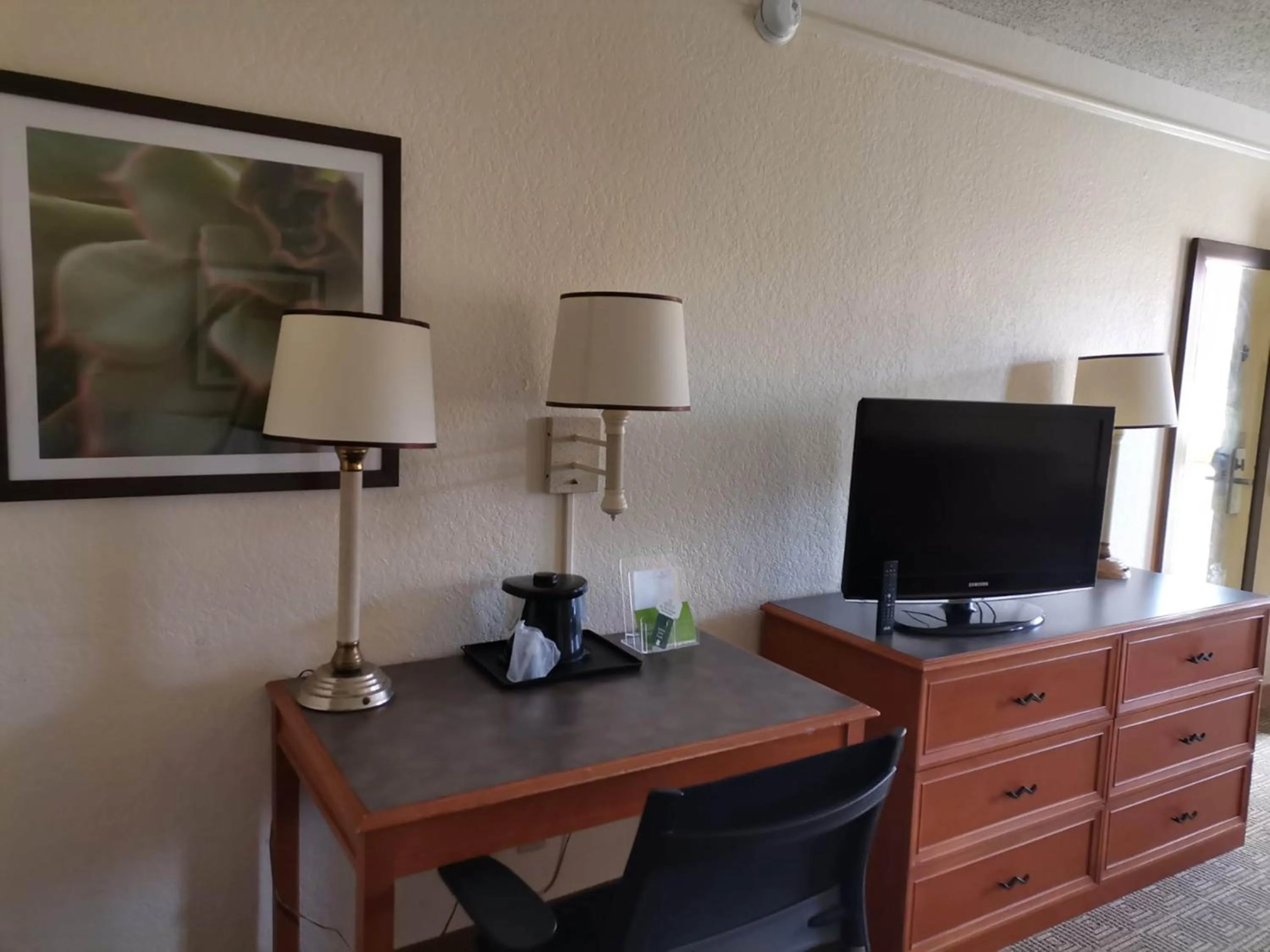 TV and multimedia in Super 8 by Wyndham San Antonio Near SeaWorld Ingram Park