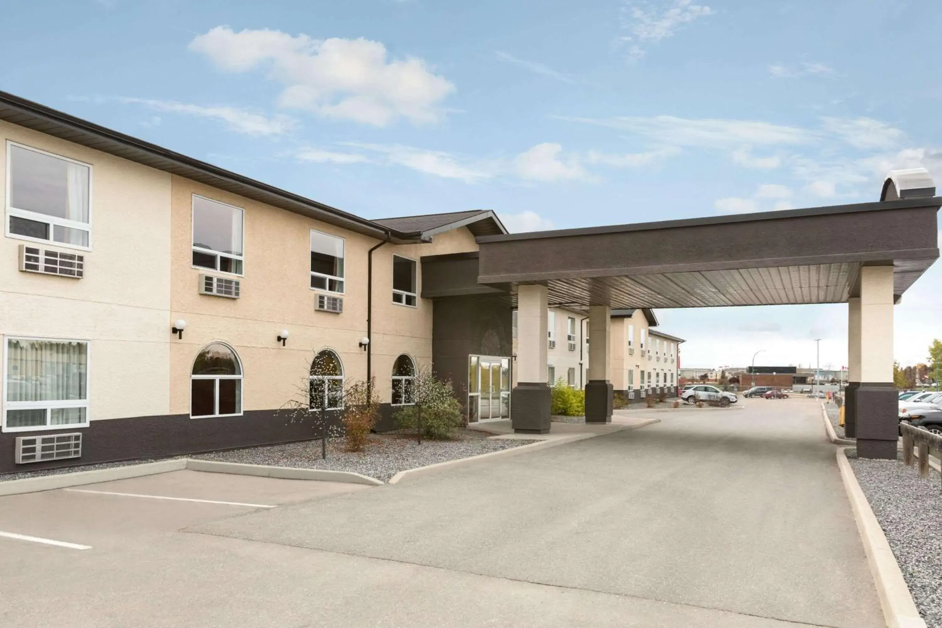 Property building in Days Inn & Suites by Wyndham Thompson Property building in Days Inn & Suites by Wyndham Thompson