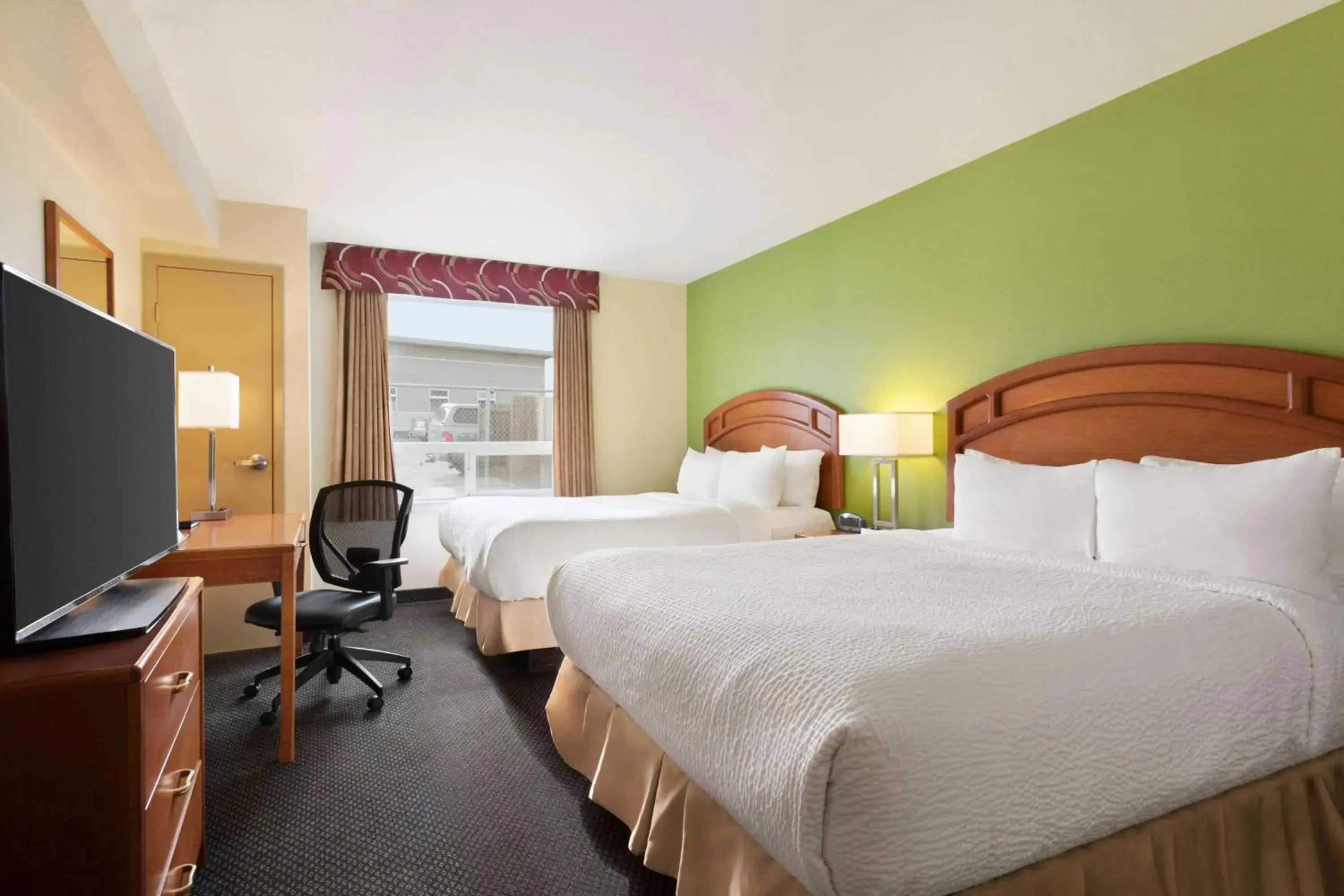 Bed in Days Inn & Suites by Wyndham Thompson Bed in Days Inn & Suites by Wyndham Thompson