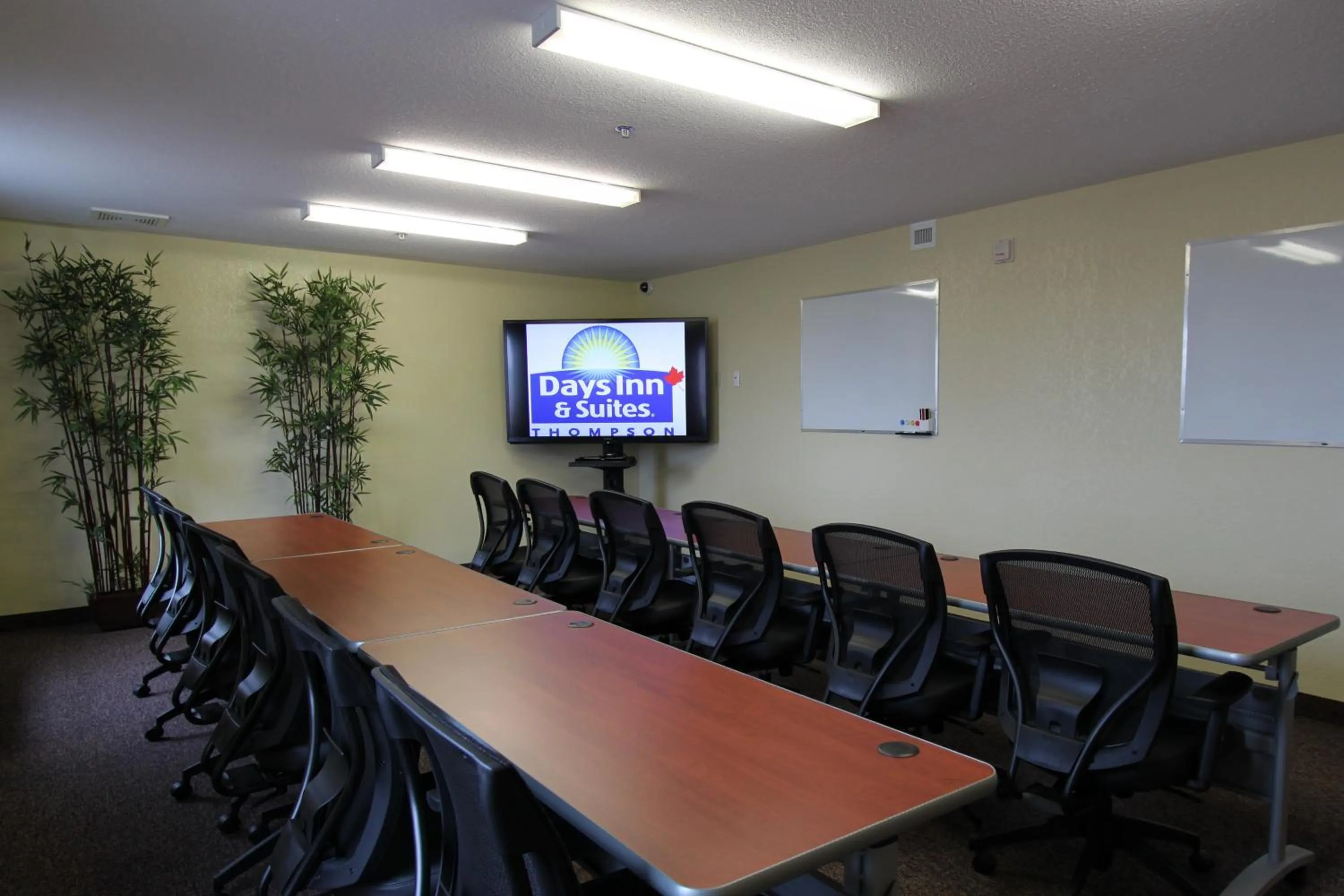 Business facilities in Days Inn & Suites by Wyndham Thompson