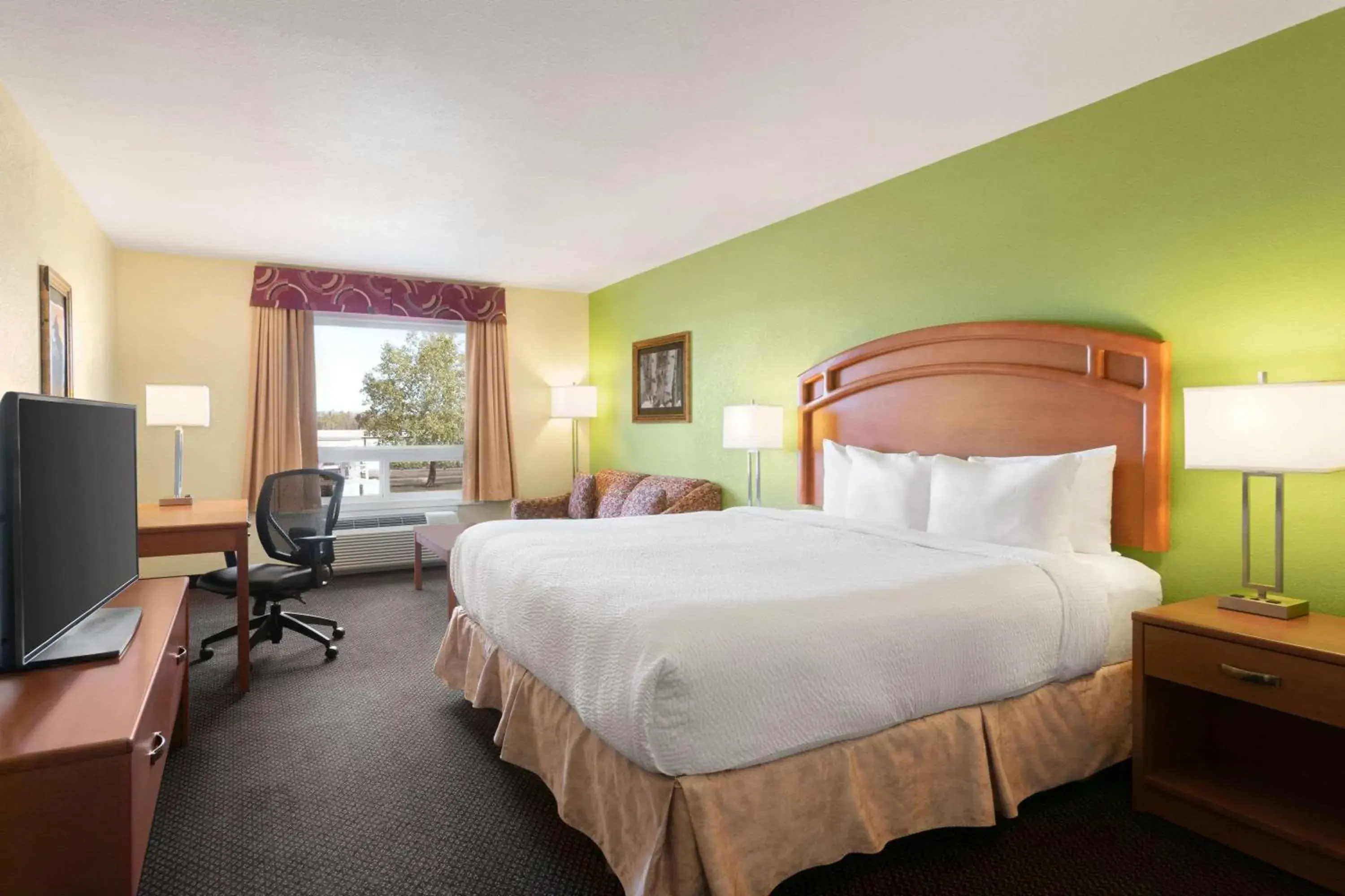 Bed in Days Inn & Suites by Wyndham Thompson Bed in Days Inn & Suites by Wyndham Thompson