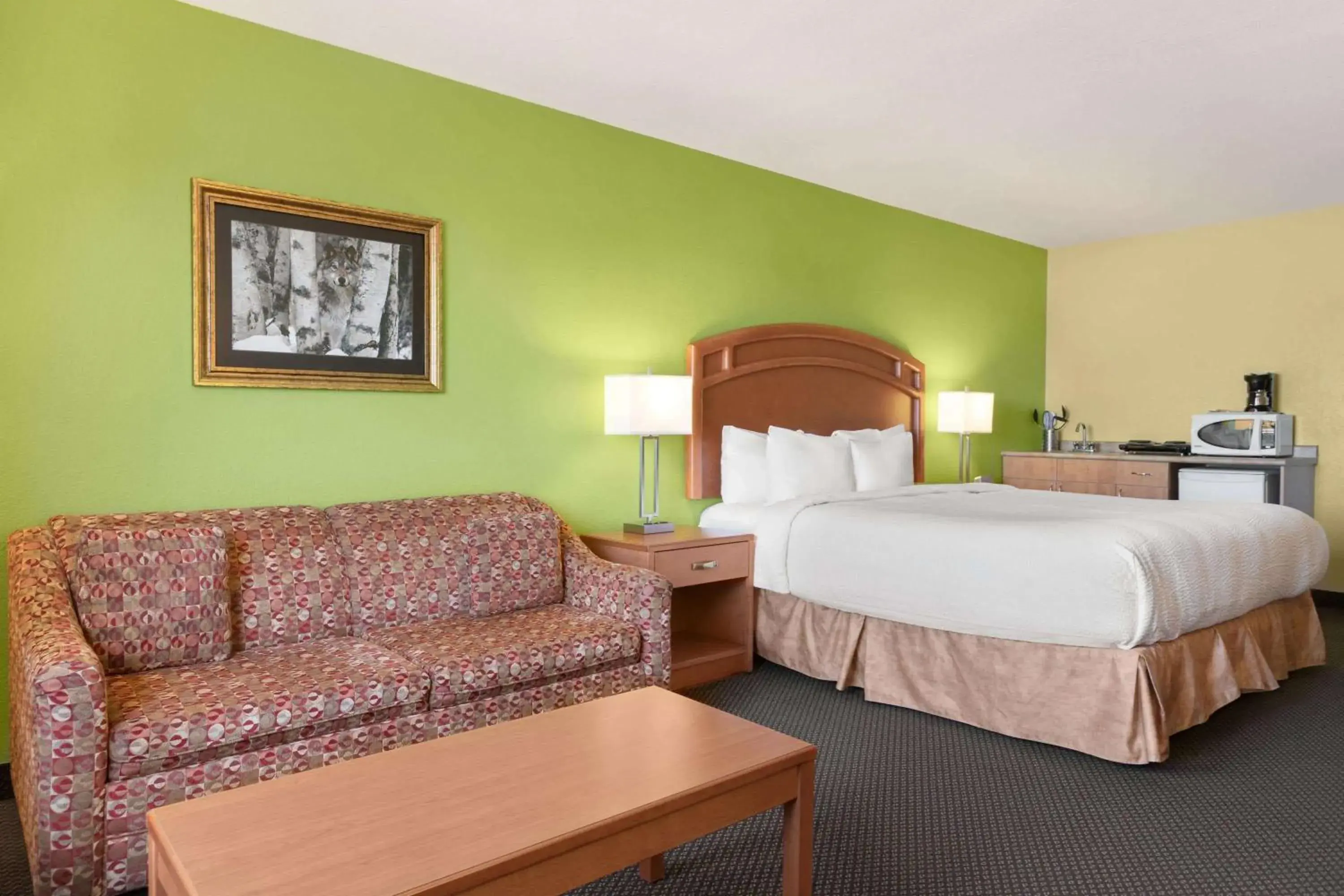 Bedroom, Bed in Days Inn & Suites by Wyndham Thompson Bedroom, Bed in Days Inn & Suites by Wyndham Thompson