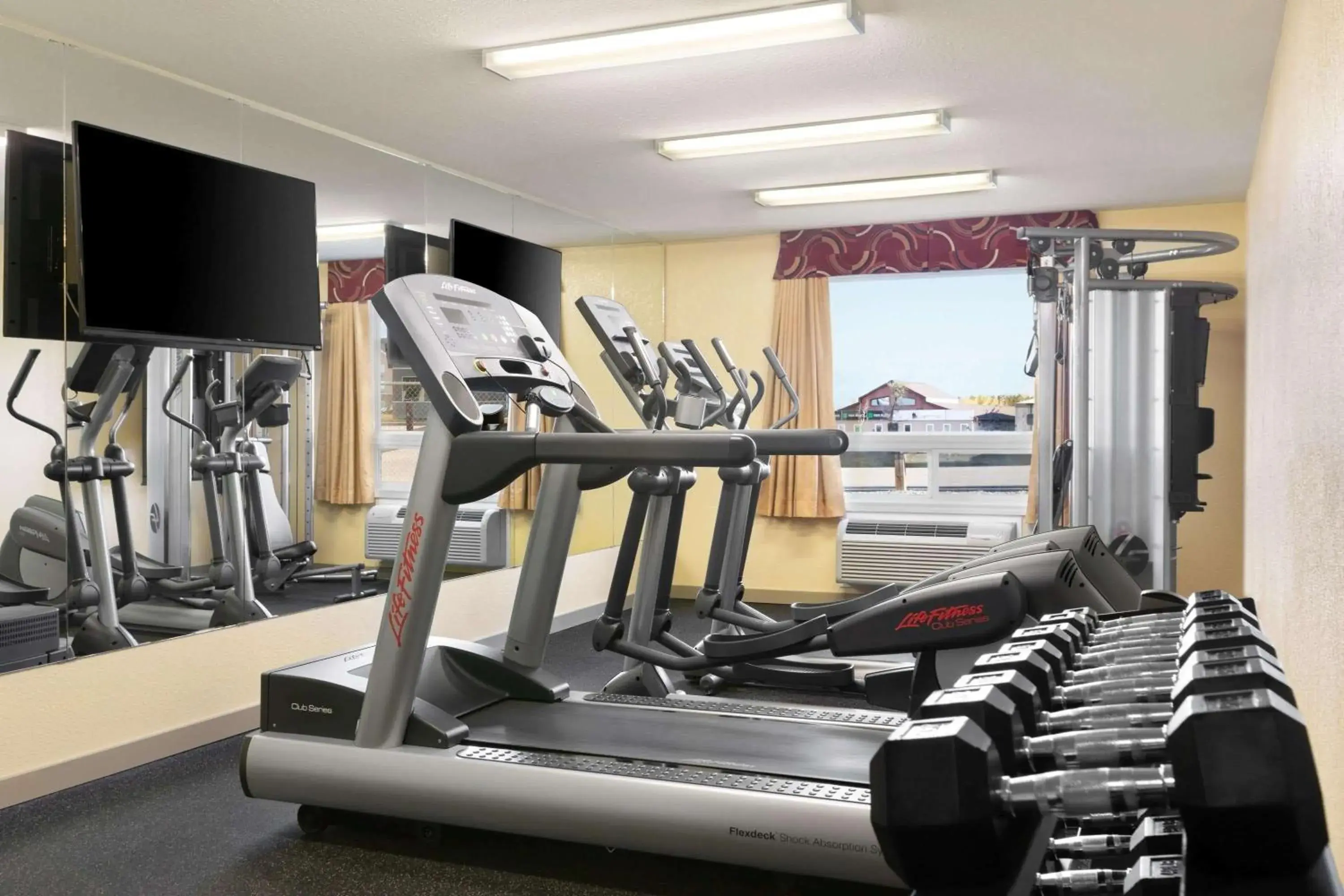 Fitness centre/facilities in Days Inn & Suites by Wyndham Thompson Fitness centre/facilities in Days Inn & Suites by Wyndham Thompson