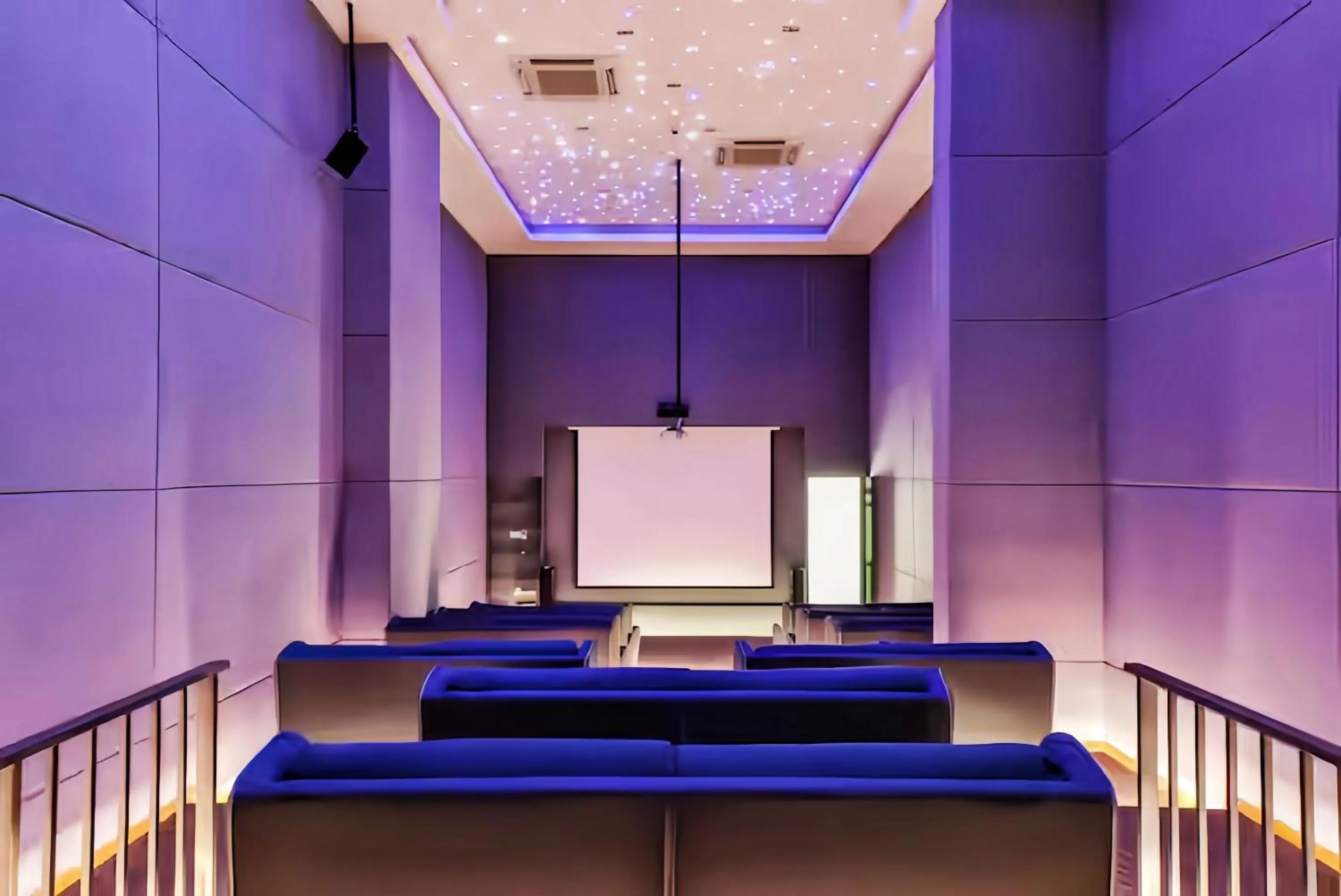 Communal lounge/ TV room in The Robertson Bukit Bintang