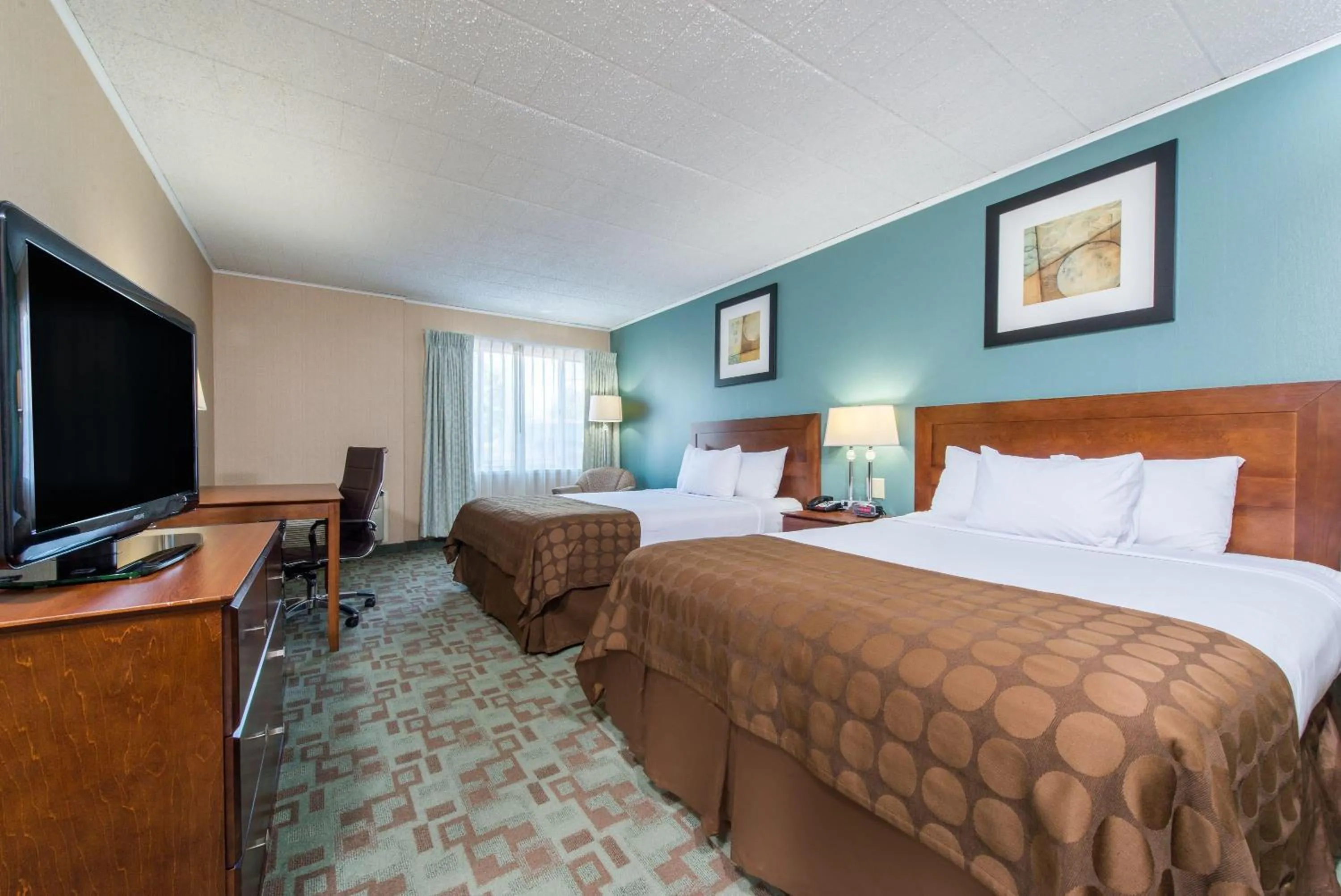 Photo of the whole room, Bed in Ramada by Wyndham Vineland Millville Area