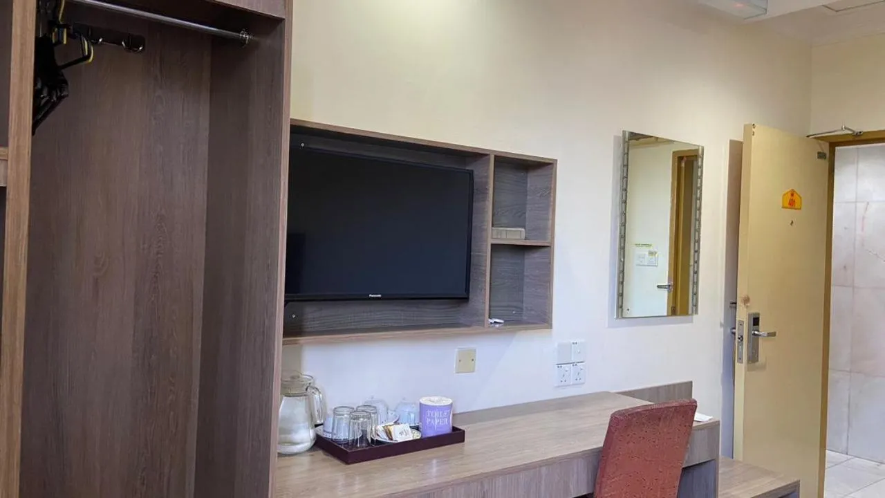 HOTEL AMBASSADOR 1