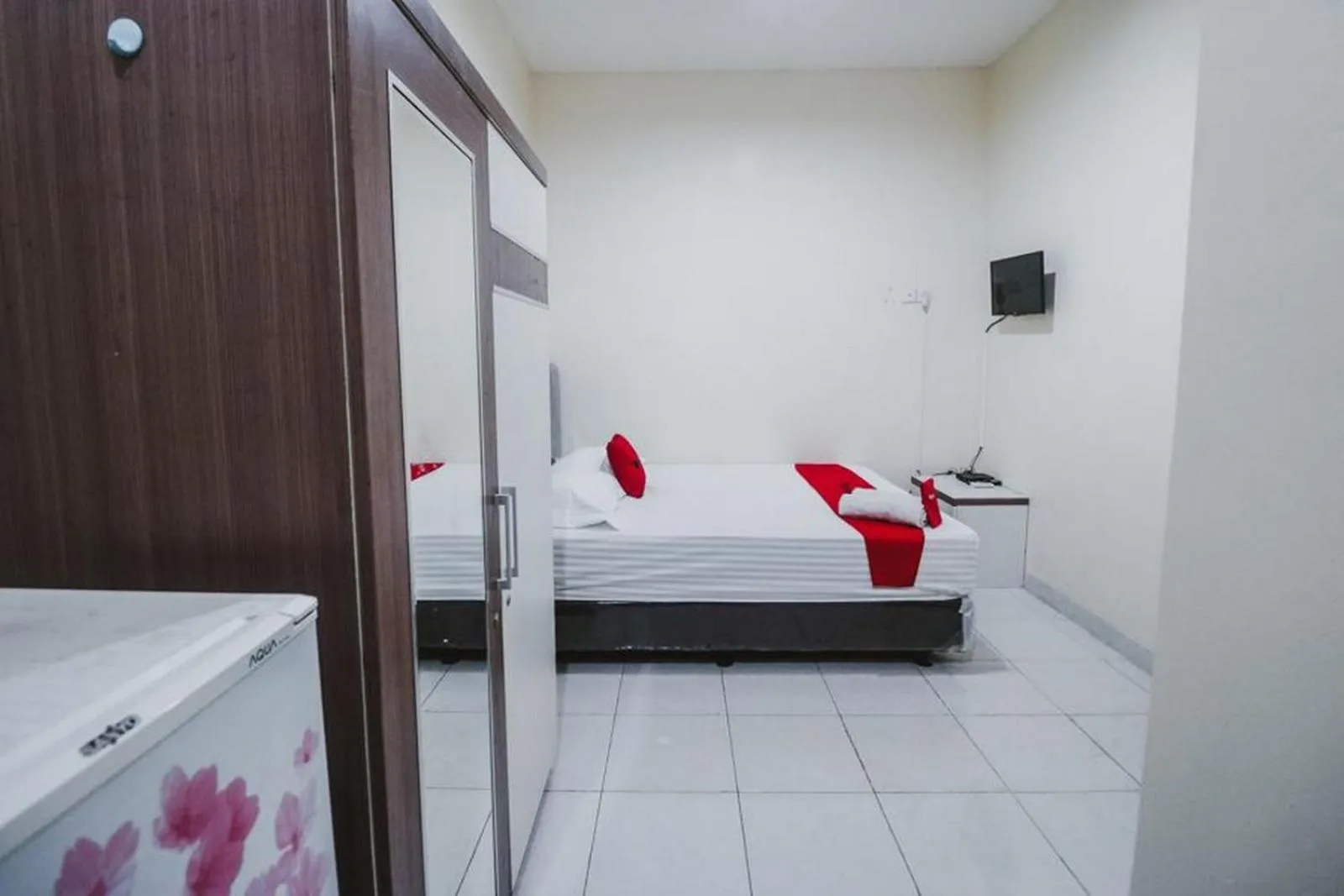 Bedroom, Bed in RedDoorz Plus near Semanggi