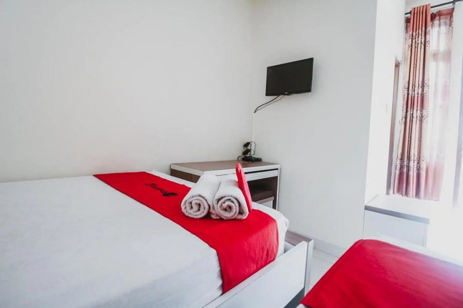 Bedroom, Bed in RedDoorz Plus near Semanggi