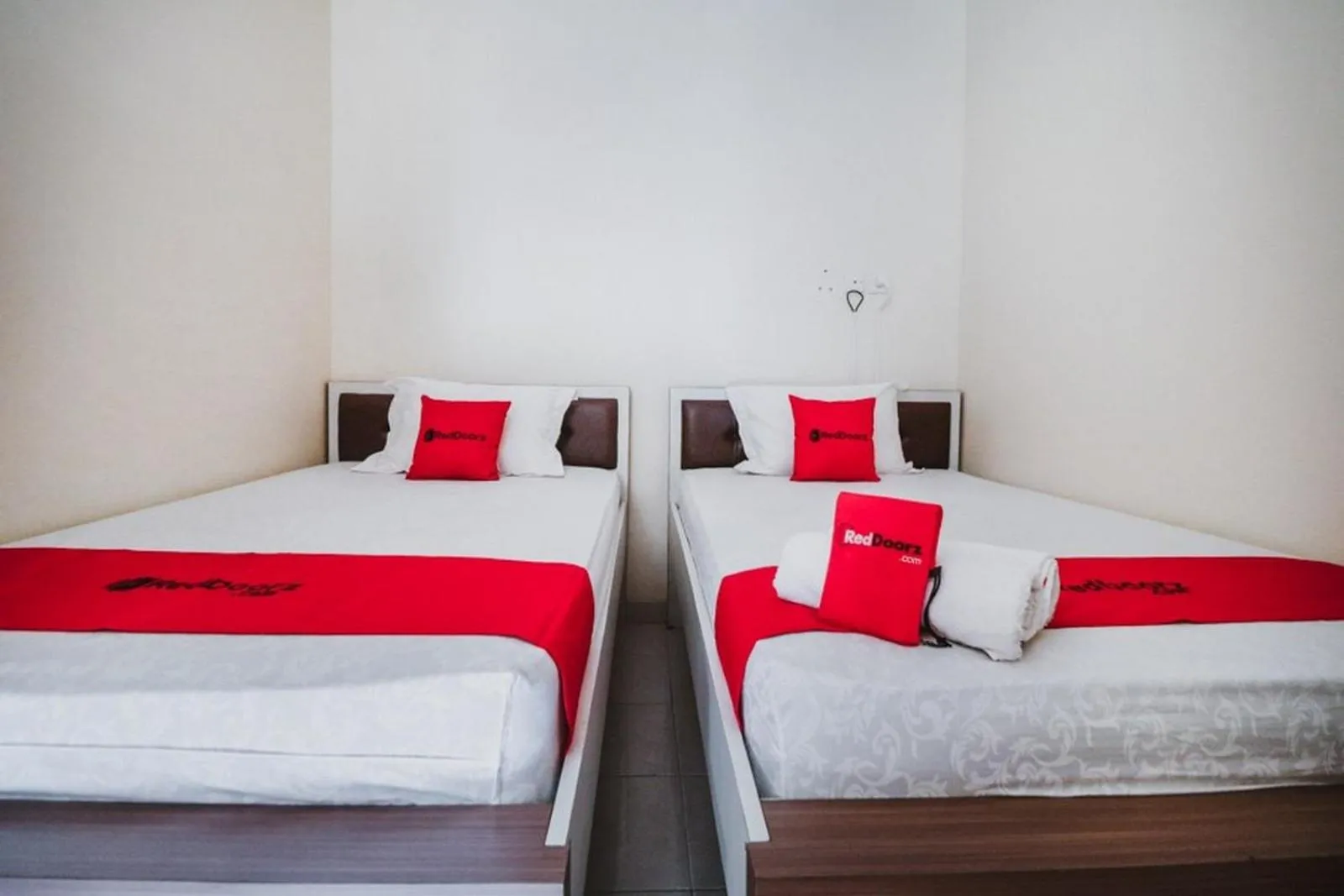 Bedroom, Bed in RedDoorz Plus near Semanggi