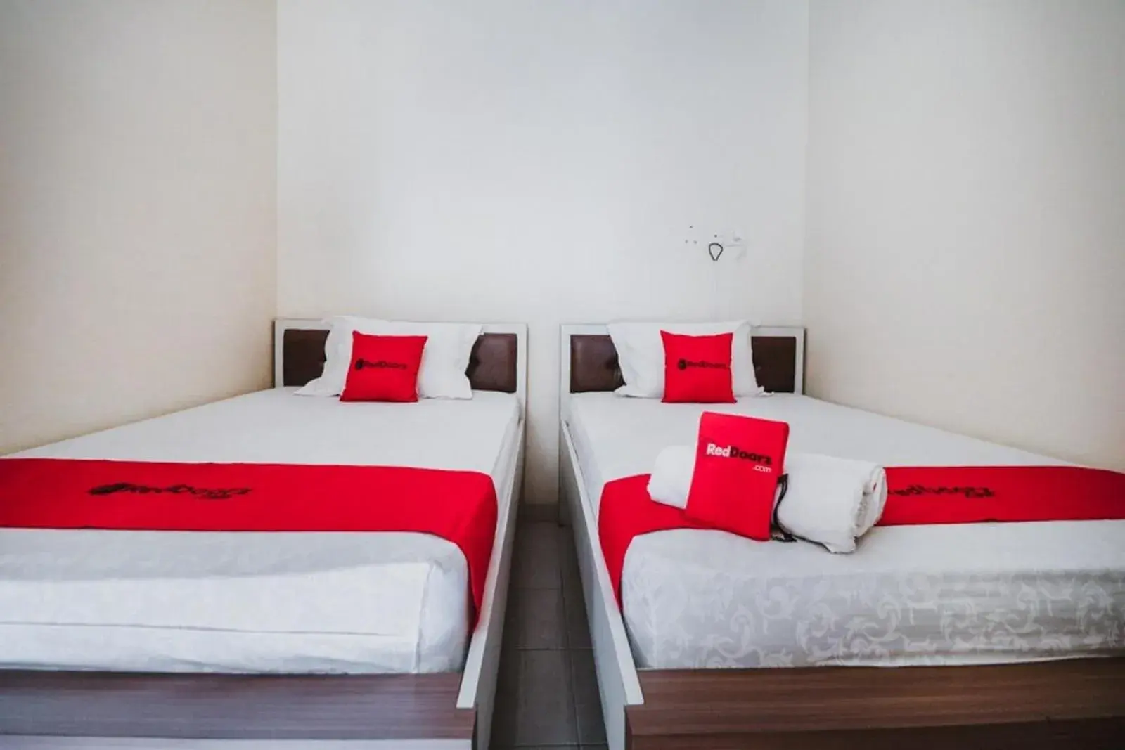 Twin Room in RedDoorz Plus near Semanggi Twin Room in RedDoorz Plus near Semanggi