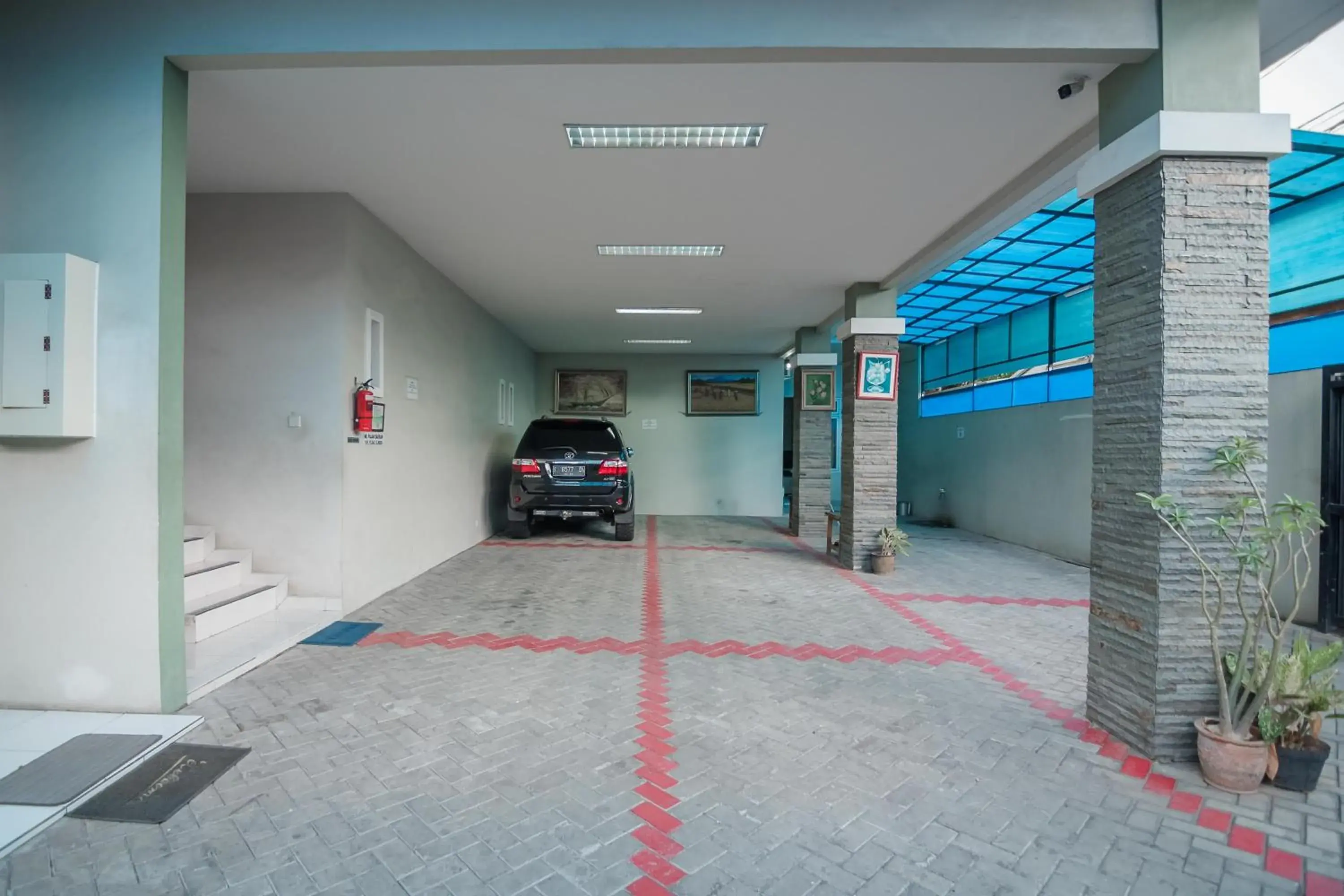 Facade/entrance in RedDoorz Plus near Semanggi Facade/entrance in RedDoorz Plus near Semanggi