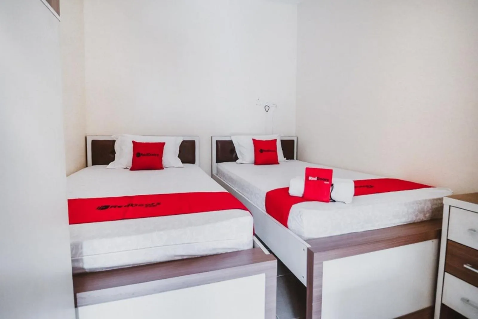 Bedroom, Bed in RedDoorz Plus near Semanggi