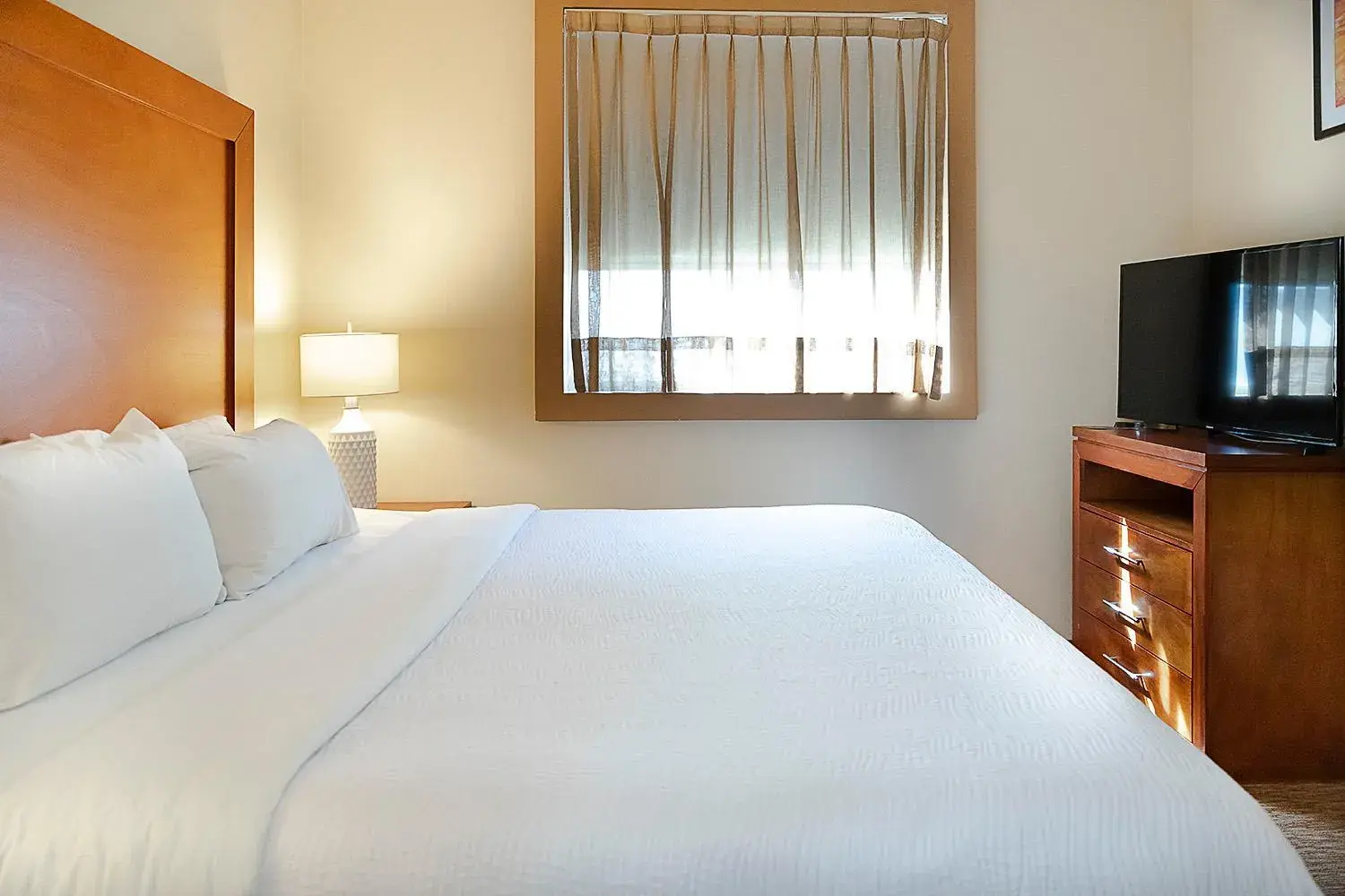 Bed in Staybridge Suites Queretaro by IHG Bed in Staybridge Suites Queretaro by IHG