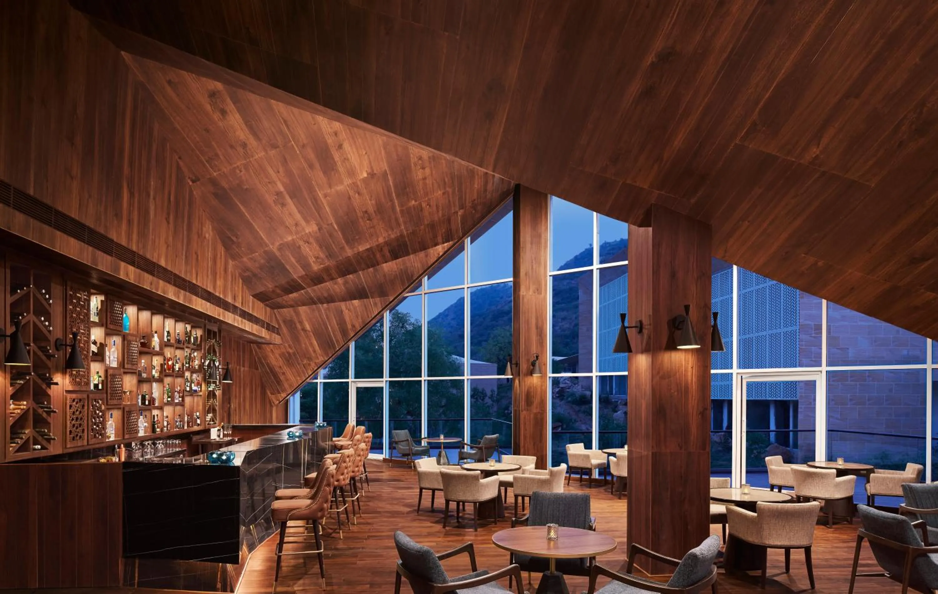 Lounge or bar in Taj Aravali Resort & Spa Udaipur