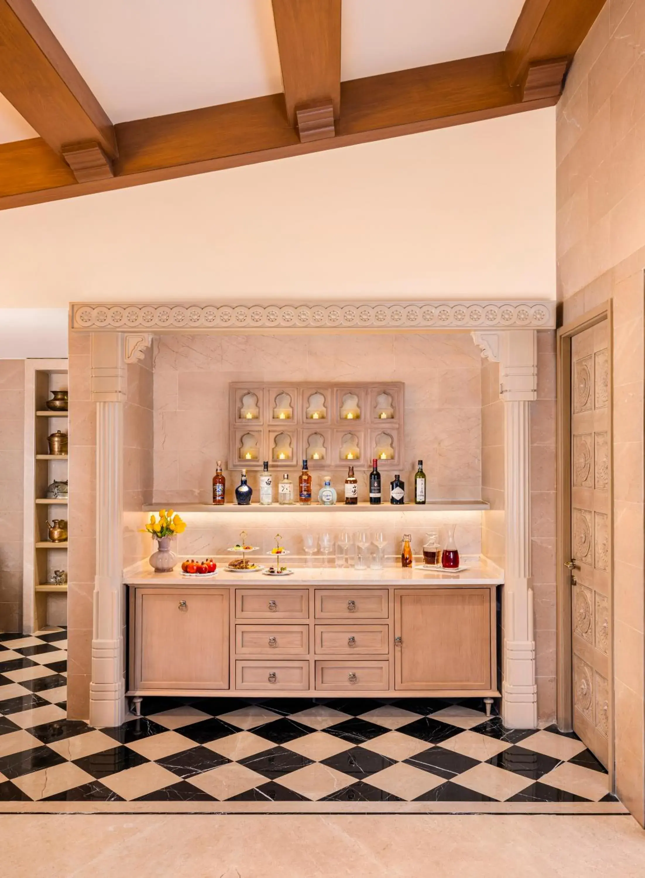 Lounge or bar in Taj Aravali Resort & Spa Udaipur Lounge or bar in Taj Aravali Resort & Spa Udaipur