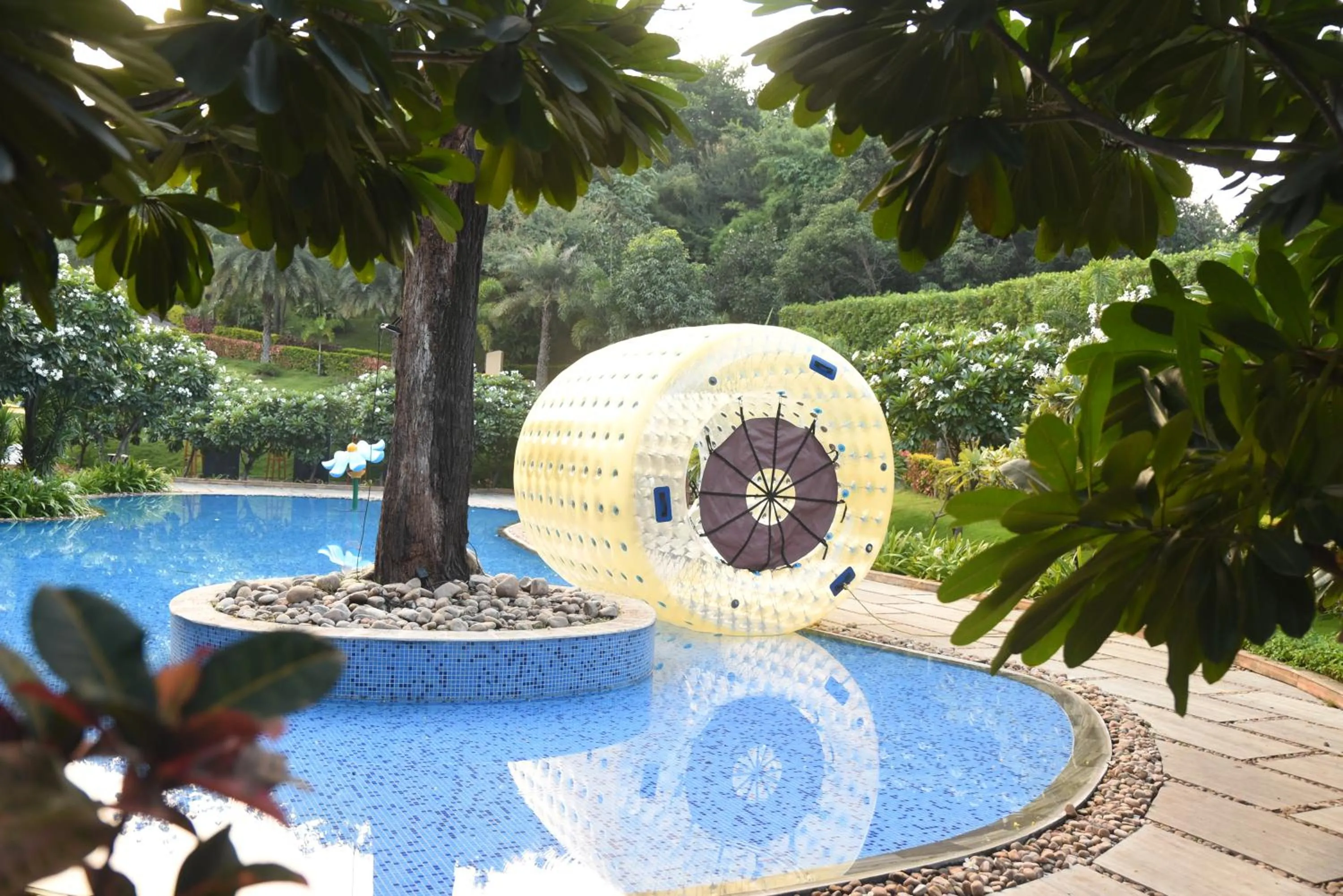 Swimming pool in Taj Aravali Resort & Spa Udaipur
