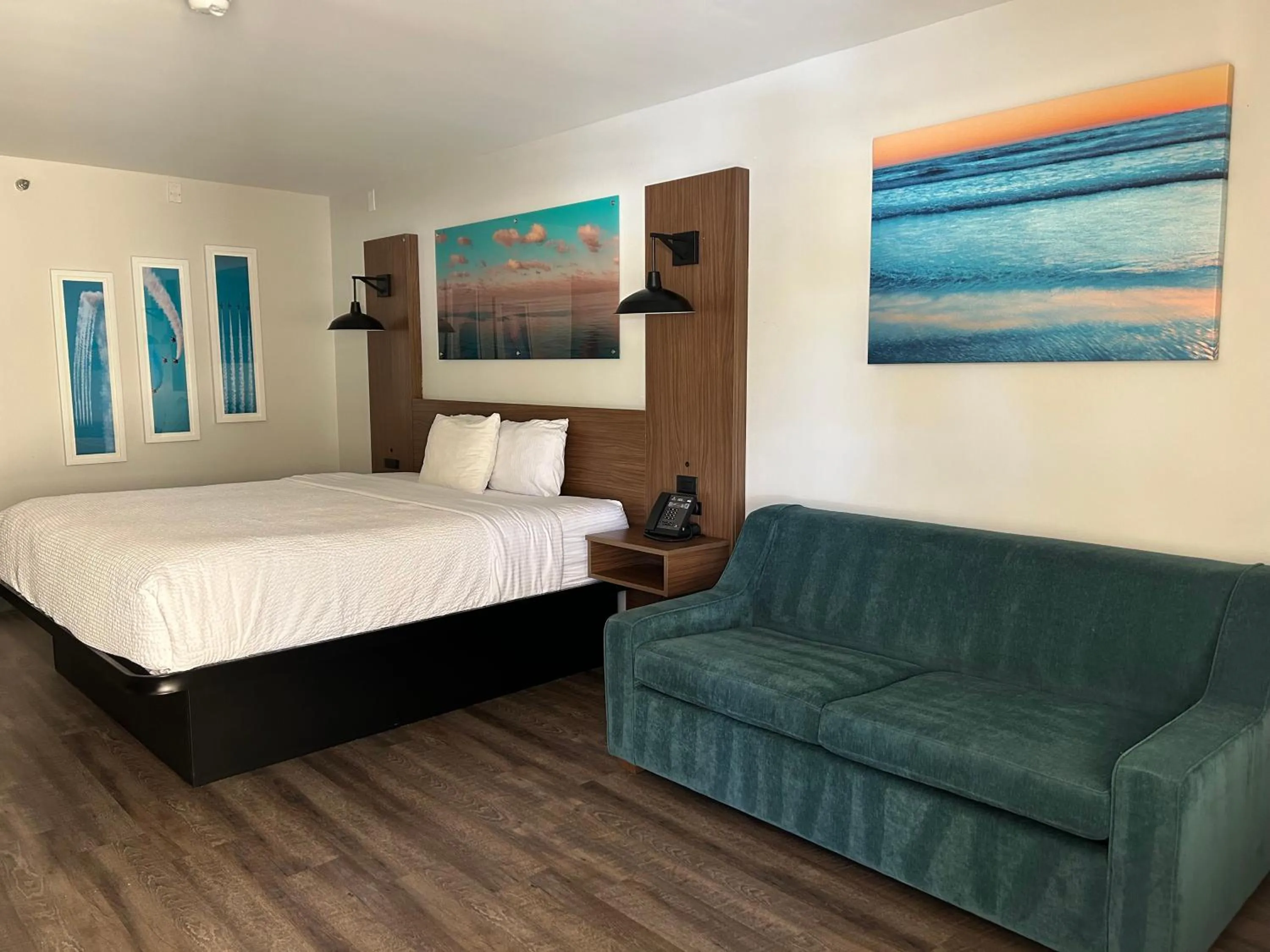 Seating area, Bed in La Quinta Inn by Wyndham San Diego - Miramar