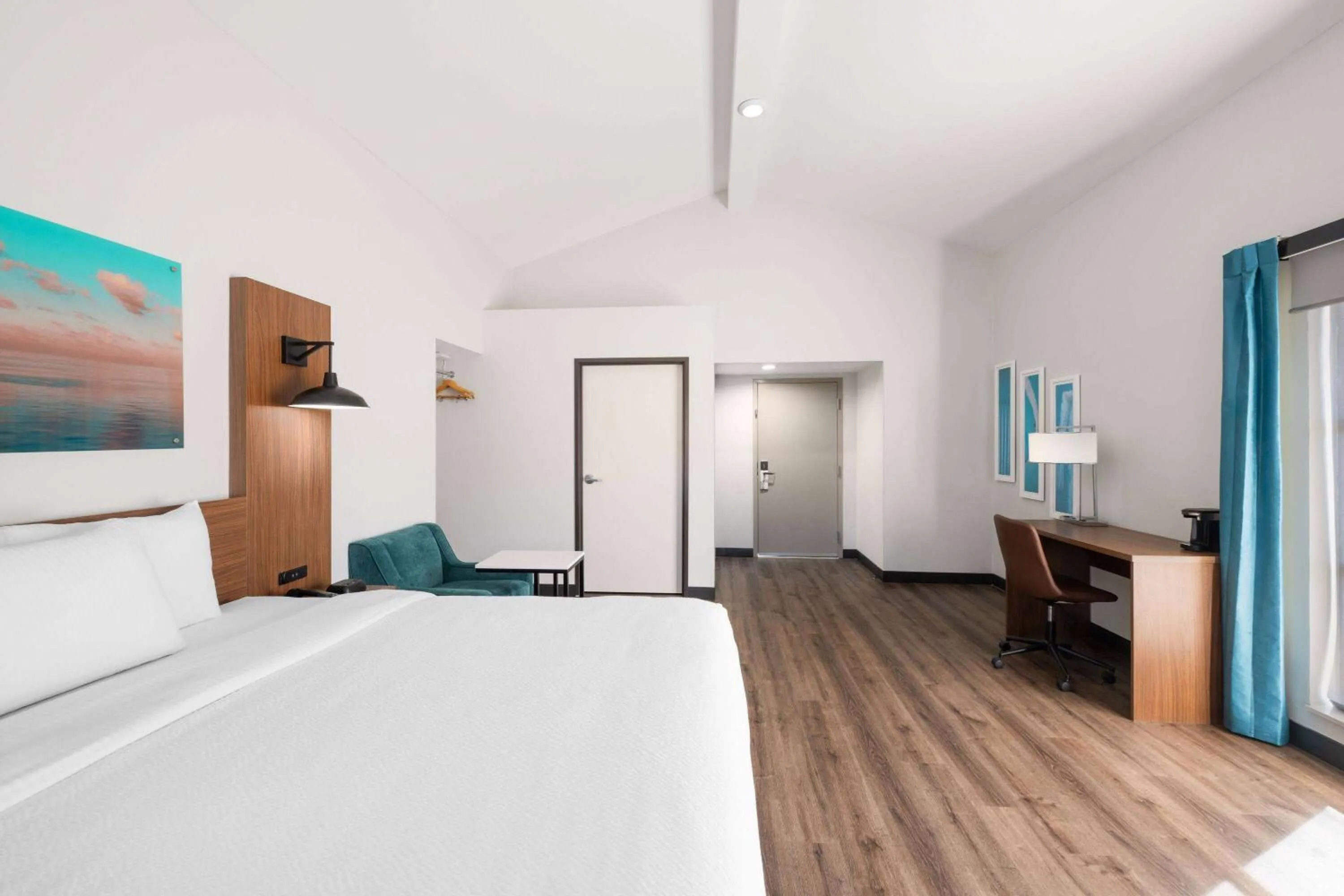 Photo of the whole room, Bed in La Quinta Inn by Wyndham San Diego - Miramar