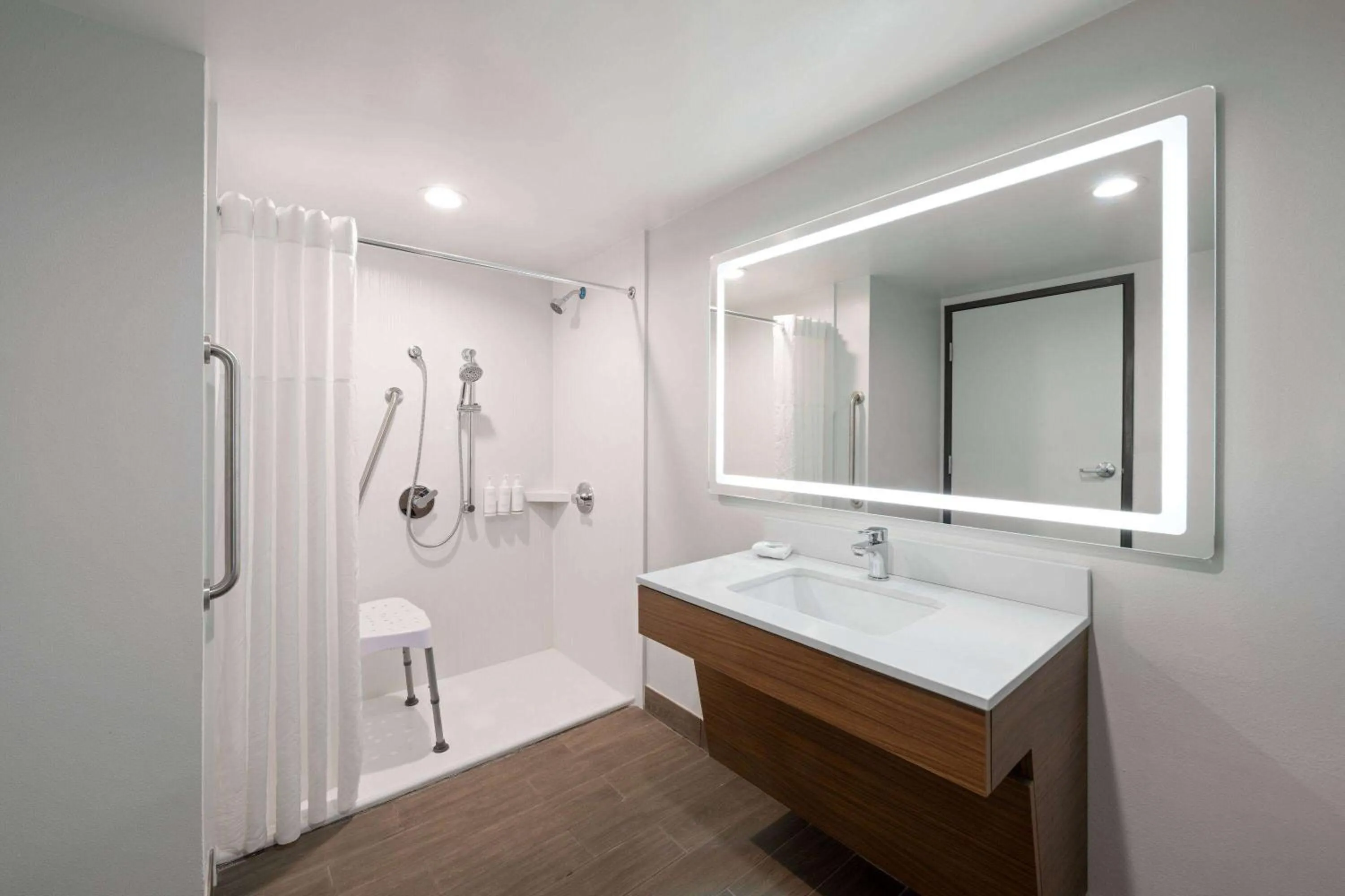 Shower in La Quinta Inn by Wyndham San Diego - Miramar