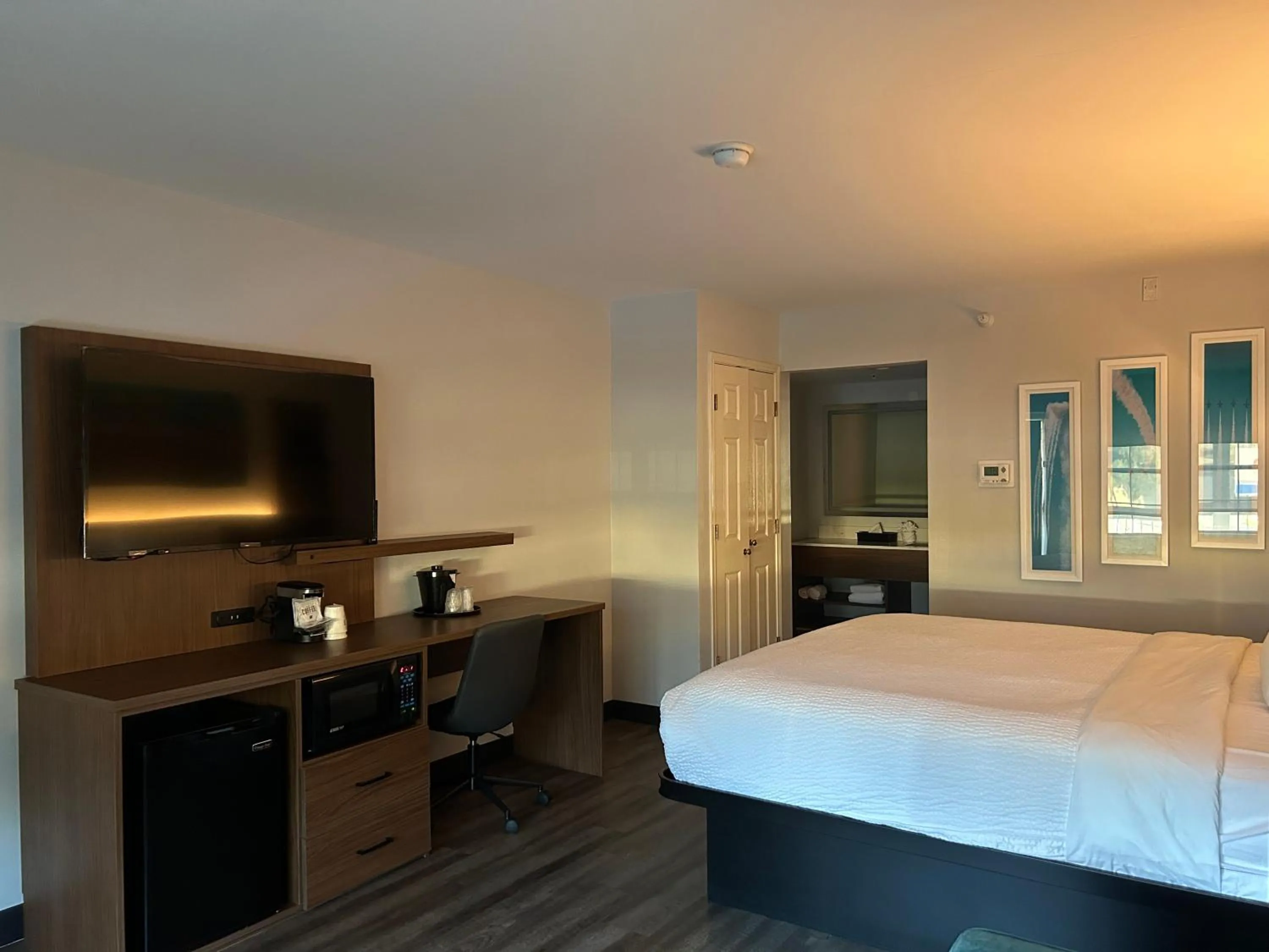 TV and multimedia, Bed in La Quinta Inn by Wyndham San Diego - Miramar