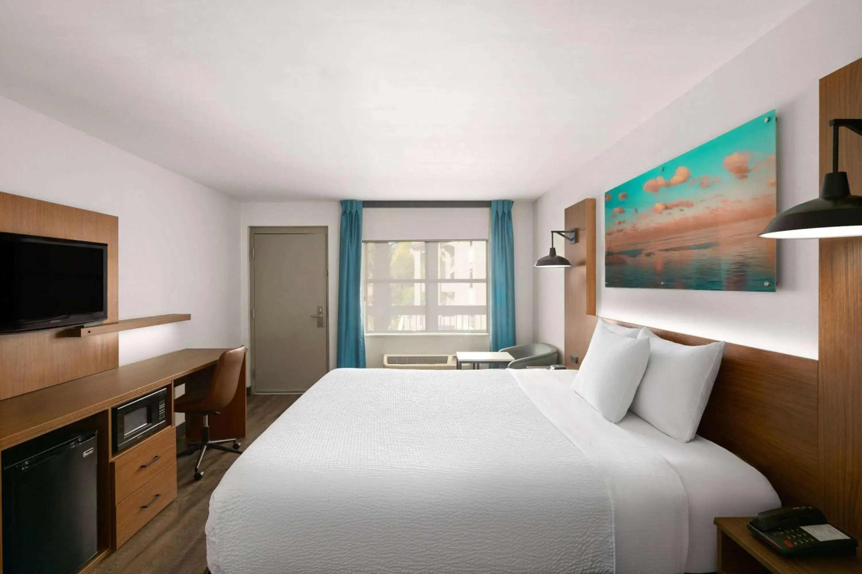 Photo of the whole room, Bed in La Quinta Inn by Wyndham San Diego - Miramar Photo of the whole room, Bed in La Quinta Inn by Wyndham San Diego - Miramar