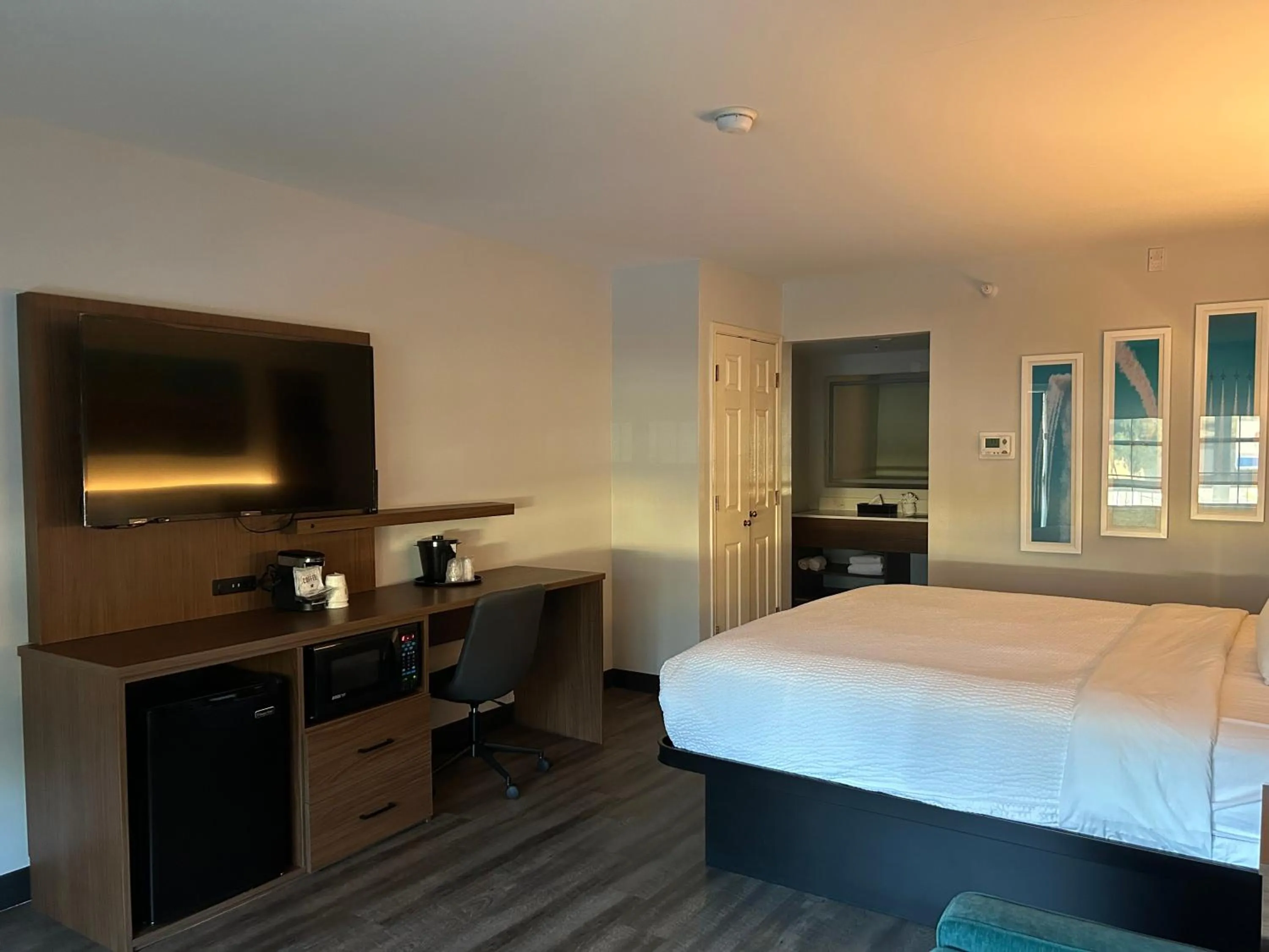 TV and multimedia, Bed in La Quinta Inn by Wyndham San Diego - Miramar
