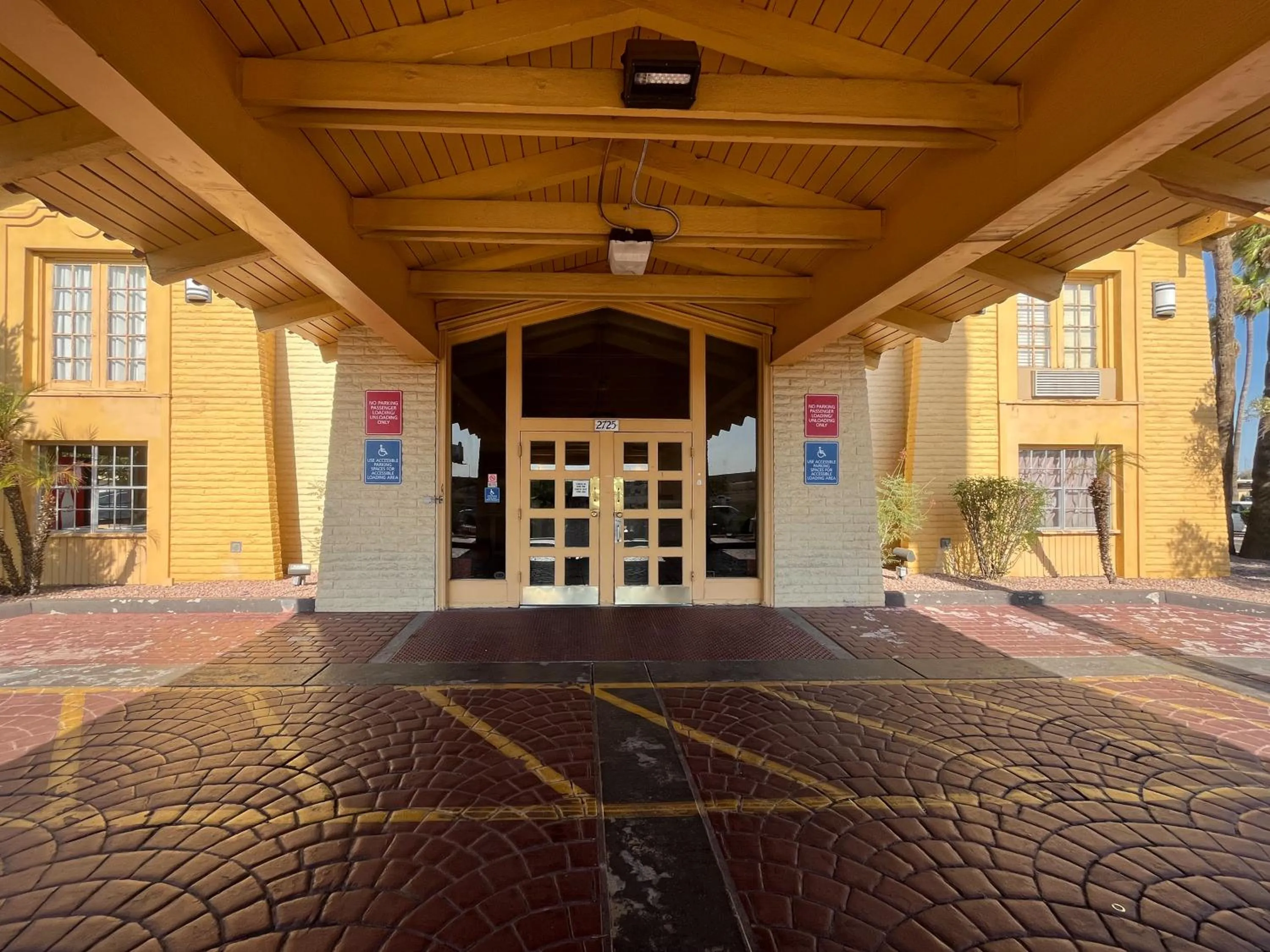 Property building in Motel 6 Phoenix, AZ Midtown