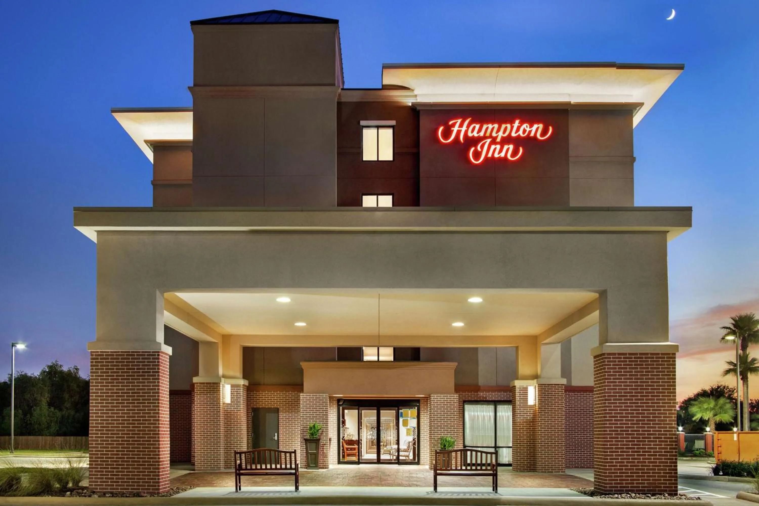 Property building in Hampton Inn Houston Hobby Airport