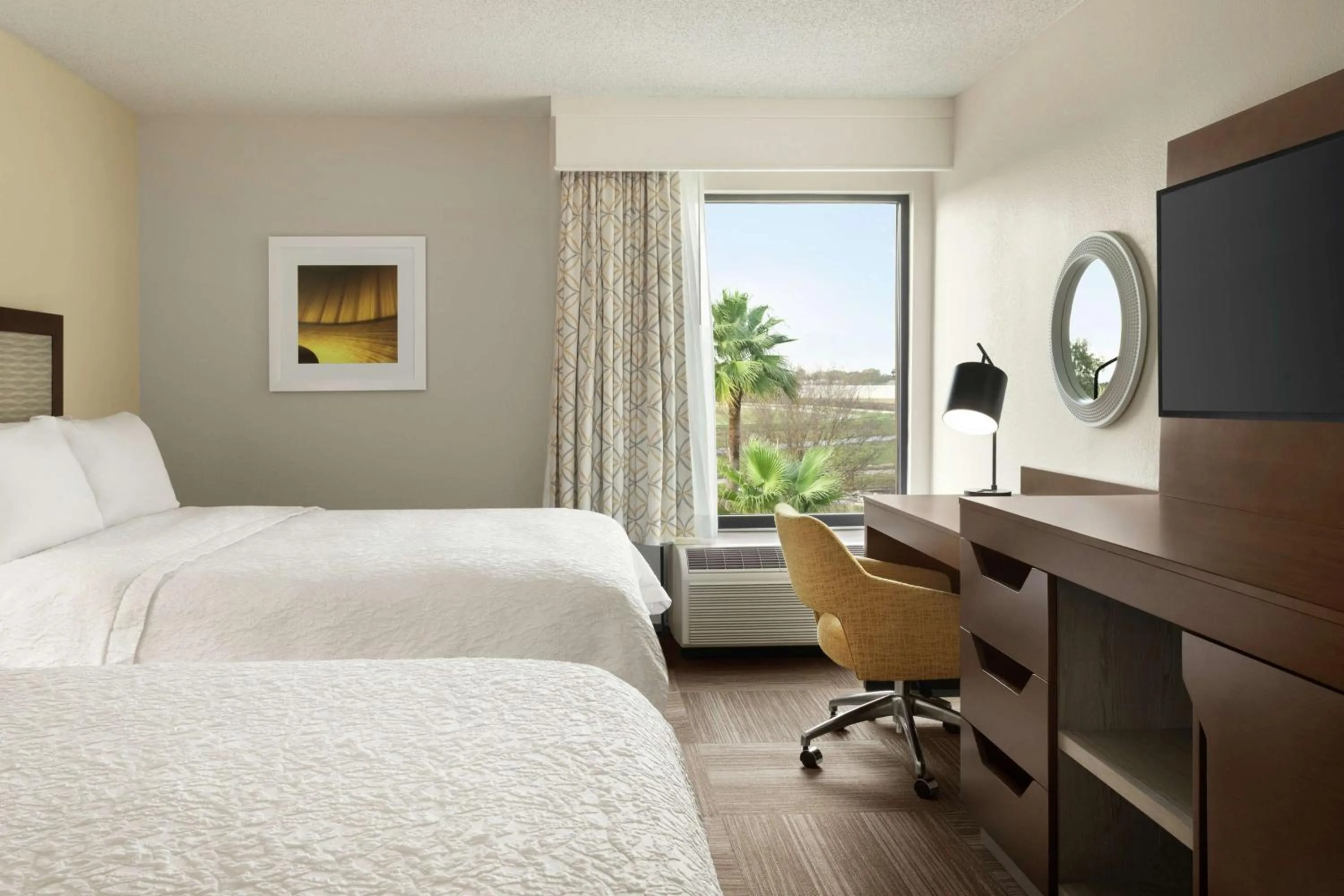 Photo of the whole room, Bed in Hampton Inn Houston Hobby Airport