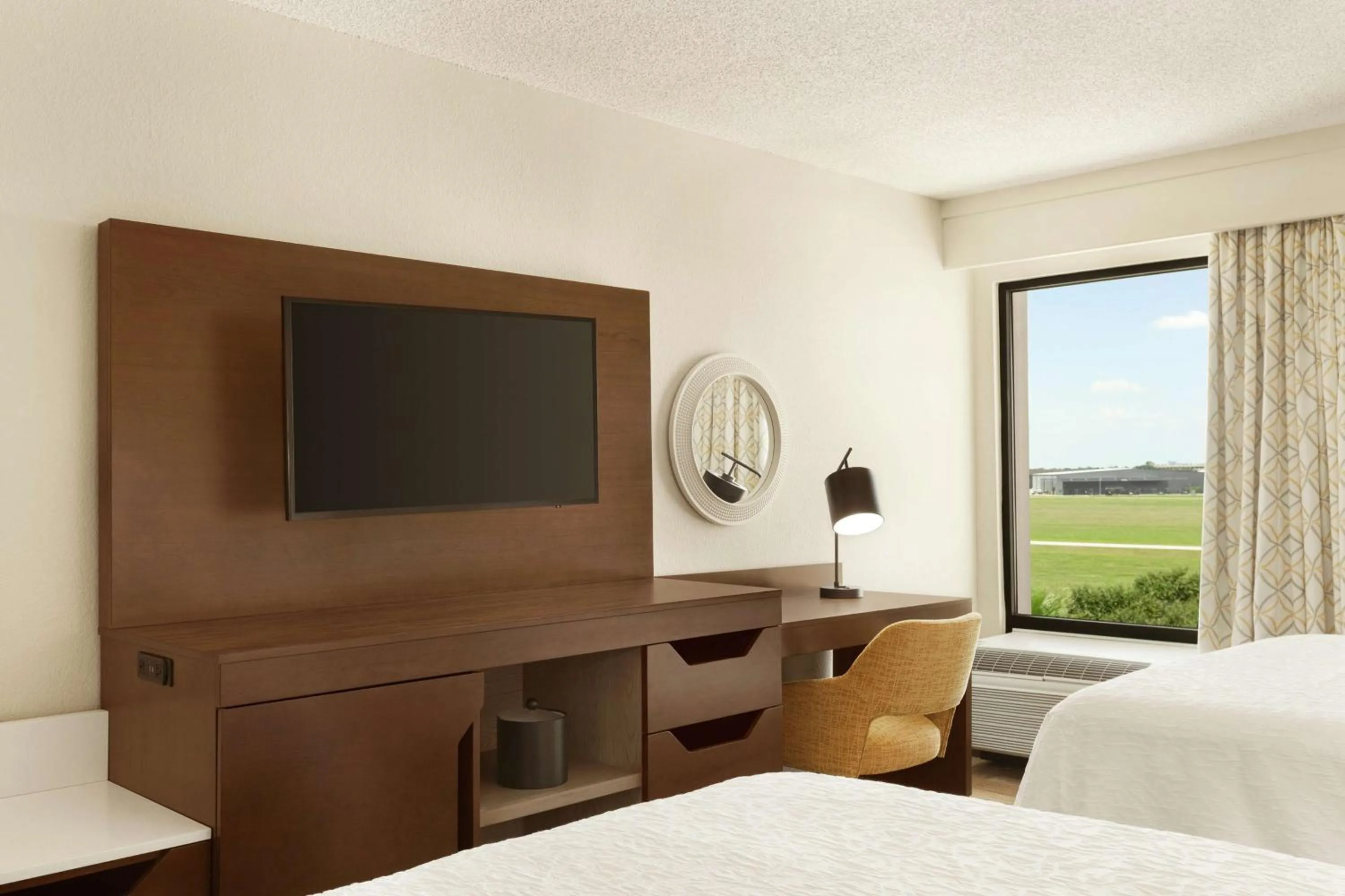 Bedroom, Bed in Hampton Inn Houston Hobby Airport