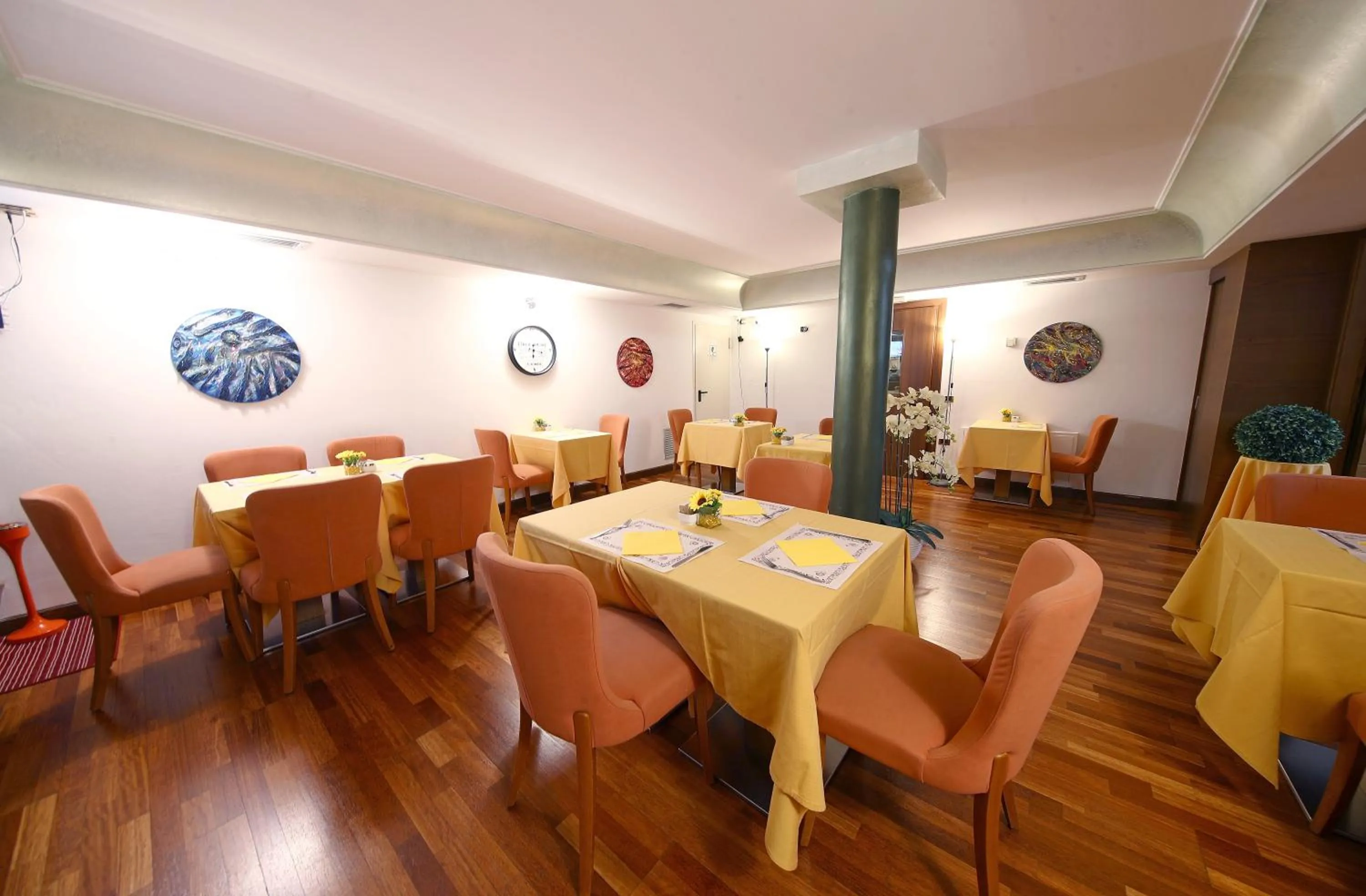 Restaurant/places to eat in HR Hotel