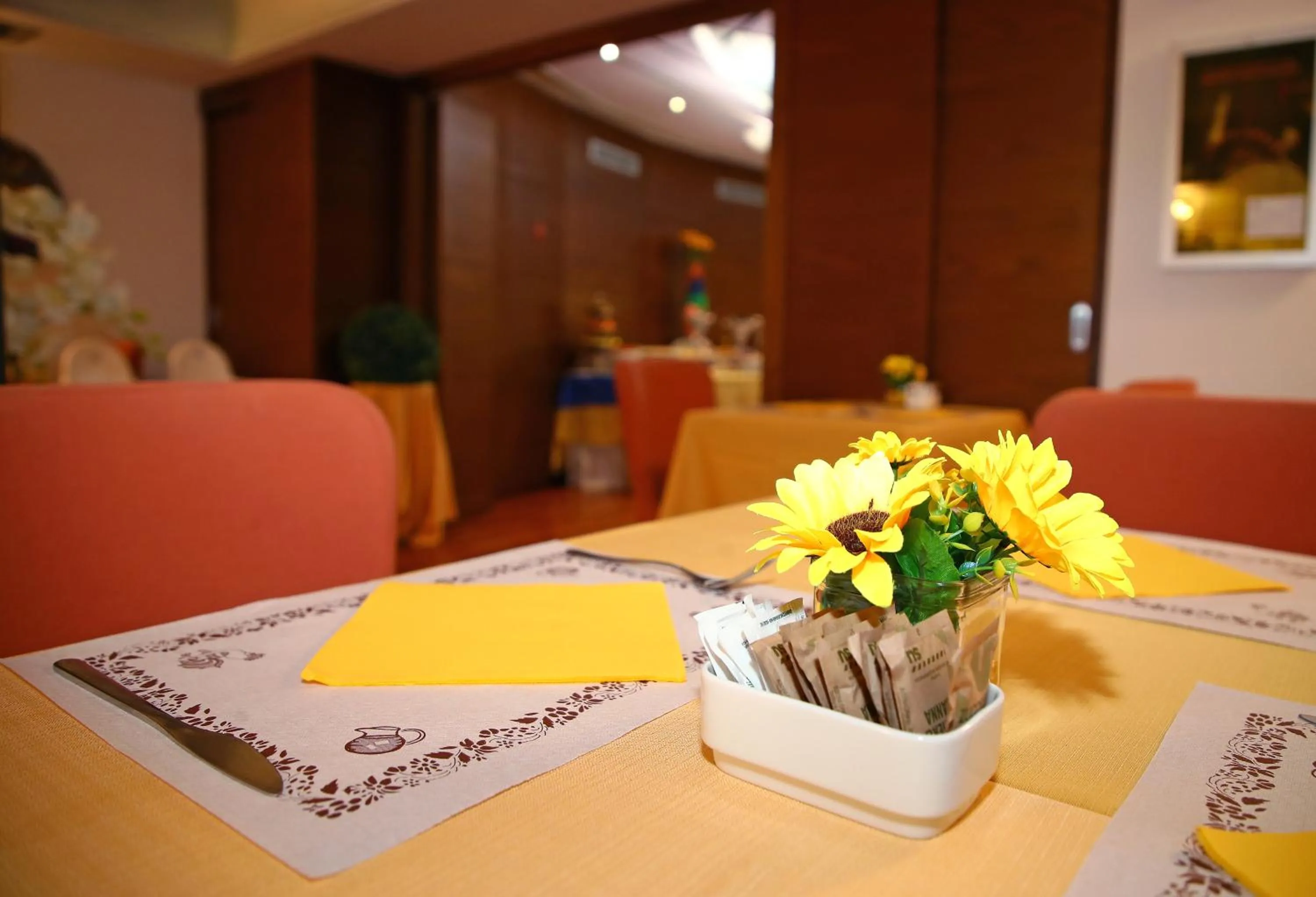 Restaurant/places to eat in HR Hotel