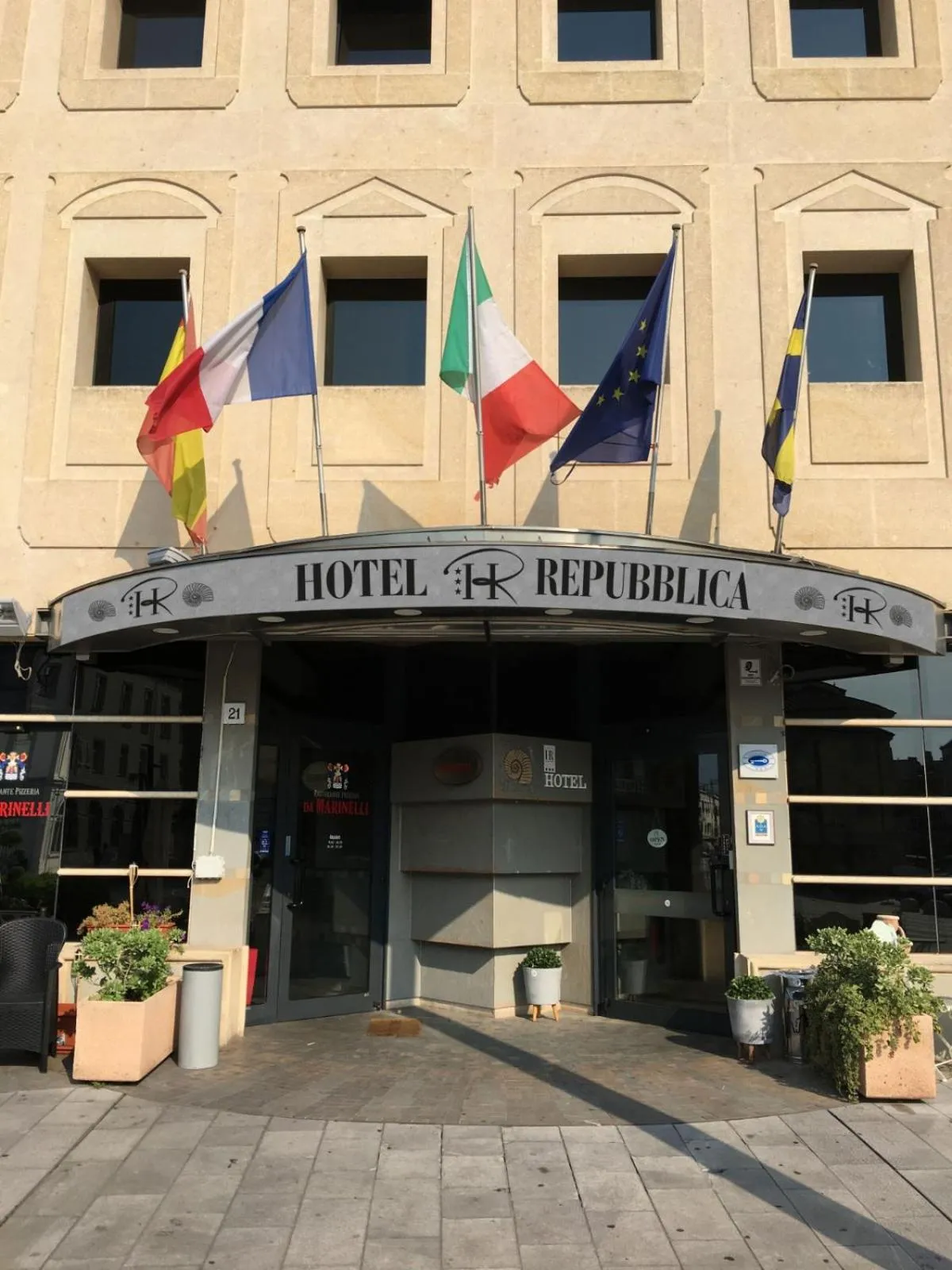 Facade/entrance in HR Hotel