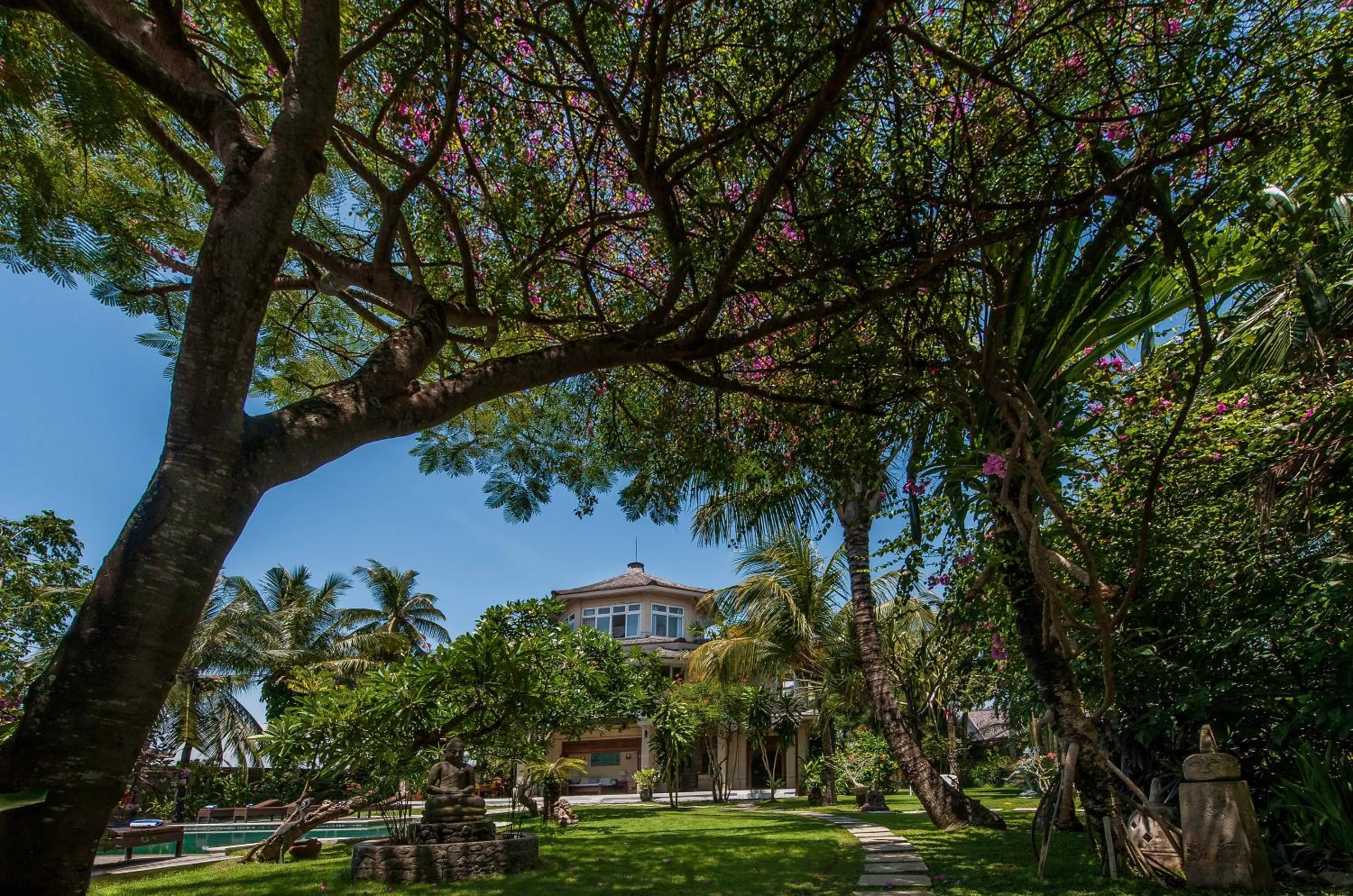 Garden view in Anyar Estate