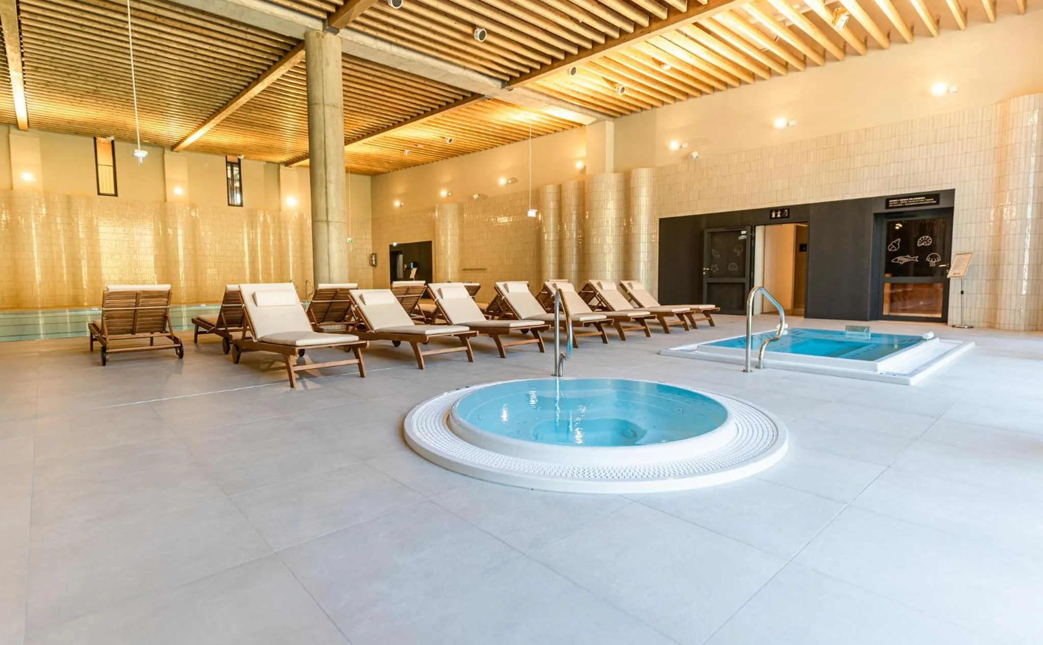 Swimming pool in Instytut Zdrowia Sofra FIT & SPA
