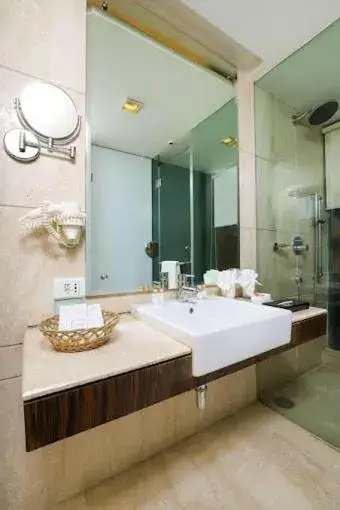 Bathroom in Radisson Hotel Sector 29 Gurugram