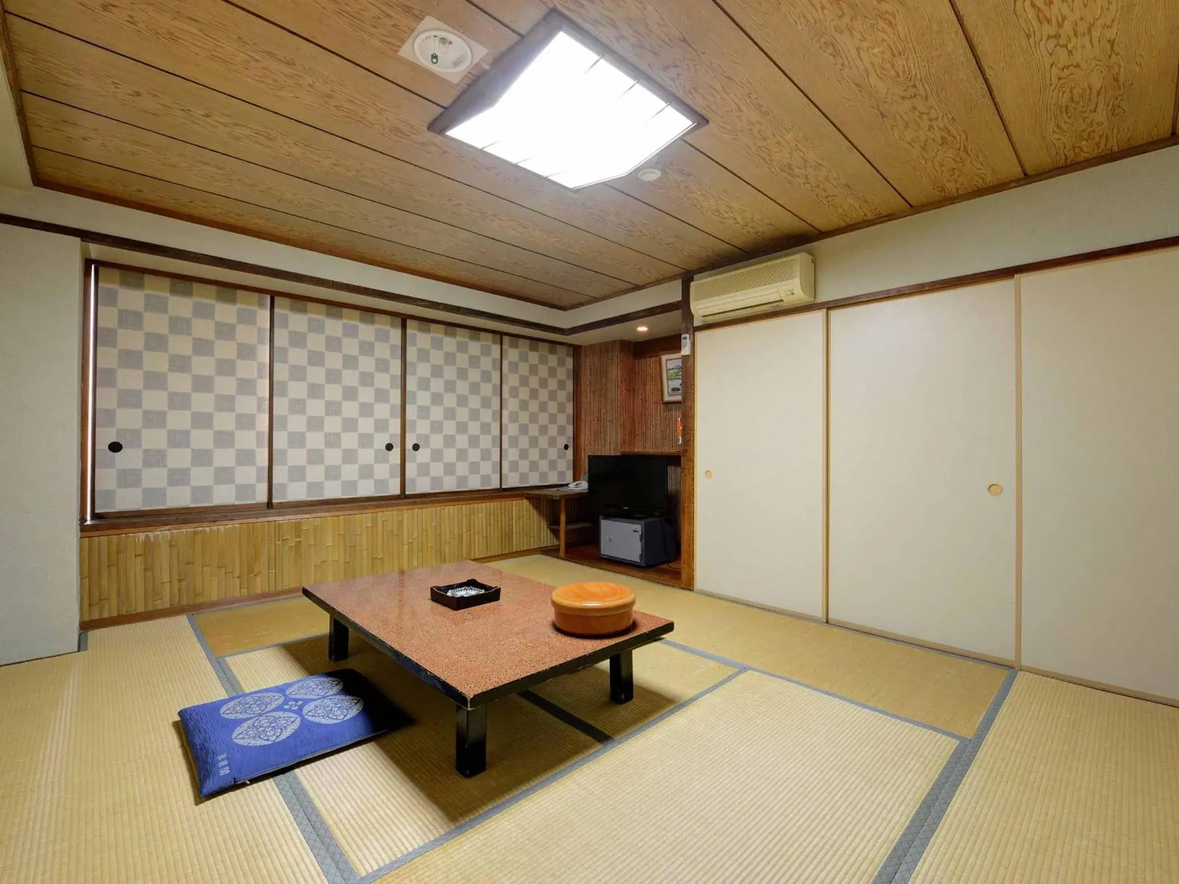 Japanese-Style Room with Shared Bathroom and Private Toilet in Suisenkaku Japanese-Style Room with Shared Bathroom and Private Toilet in Suisenkaku