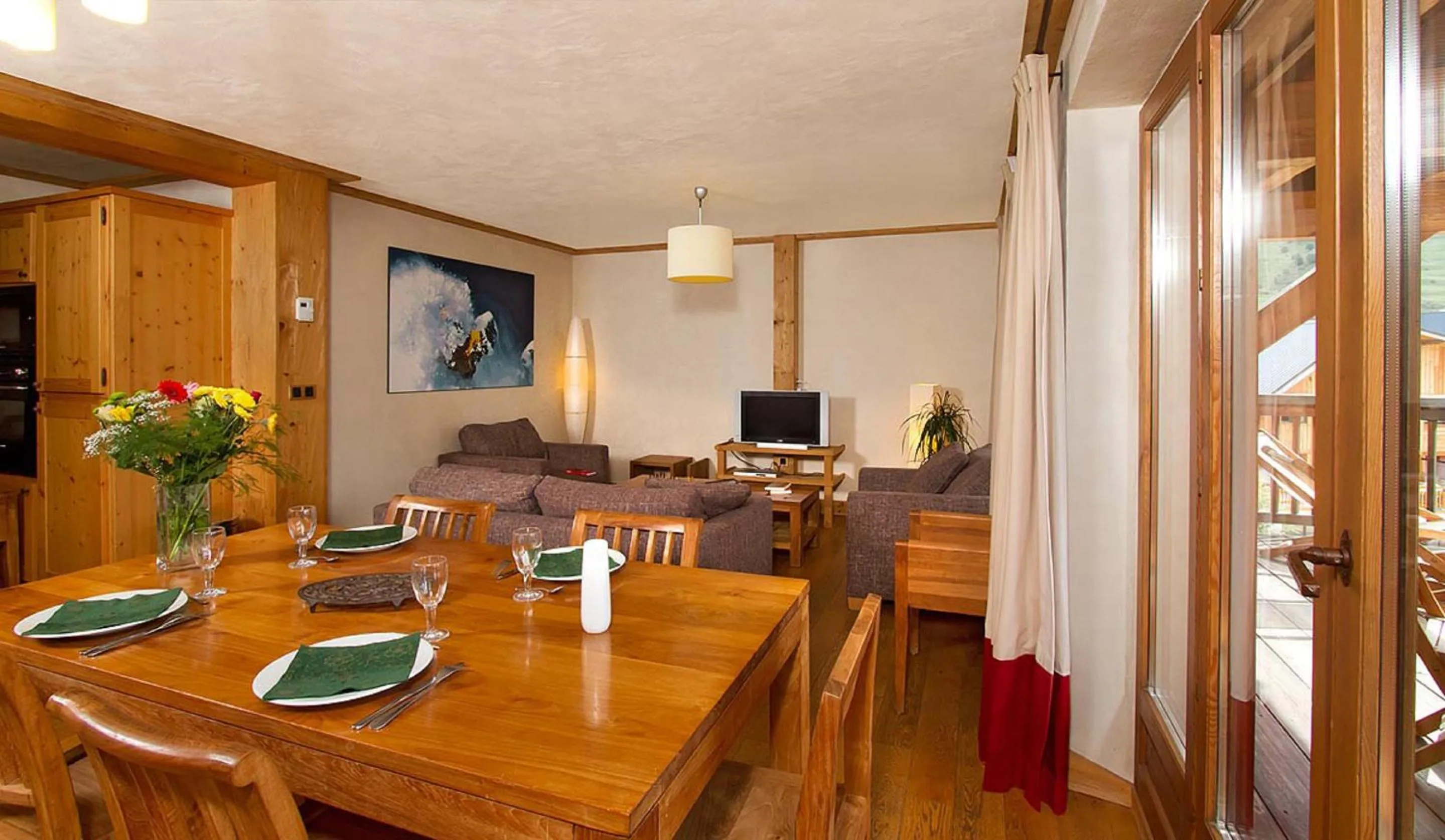 Dining area in Vacancéole - Résidence Cortina